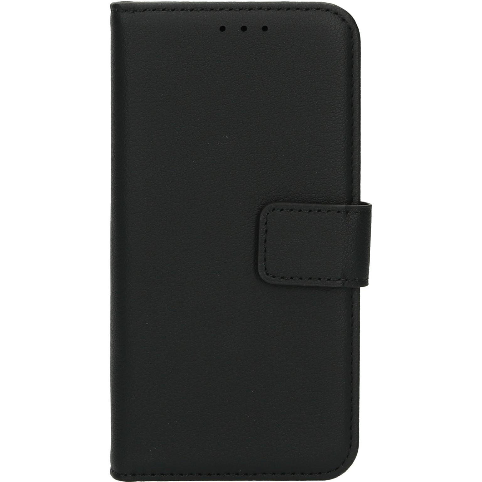 Zwarte leren telefoonhoes gesloten, met magneetsluiting. Er zitten drie kleine gaatjes bovenin.
