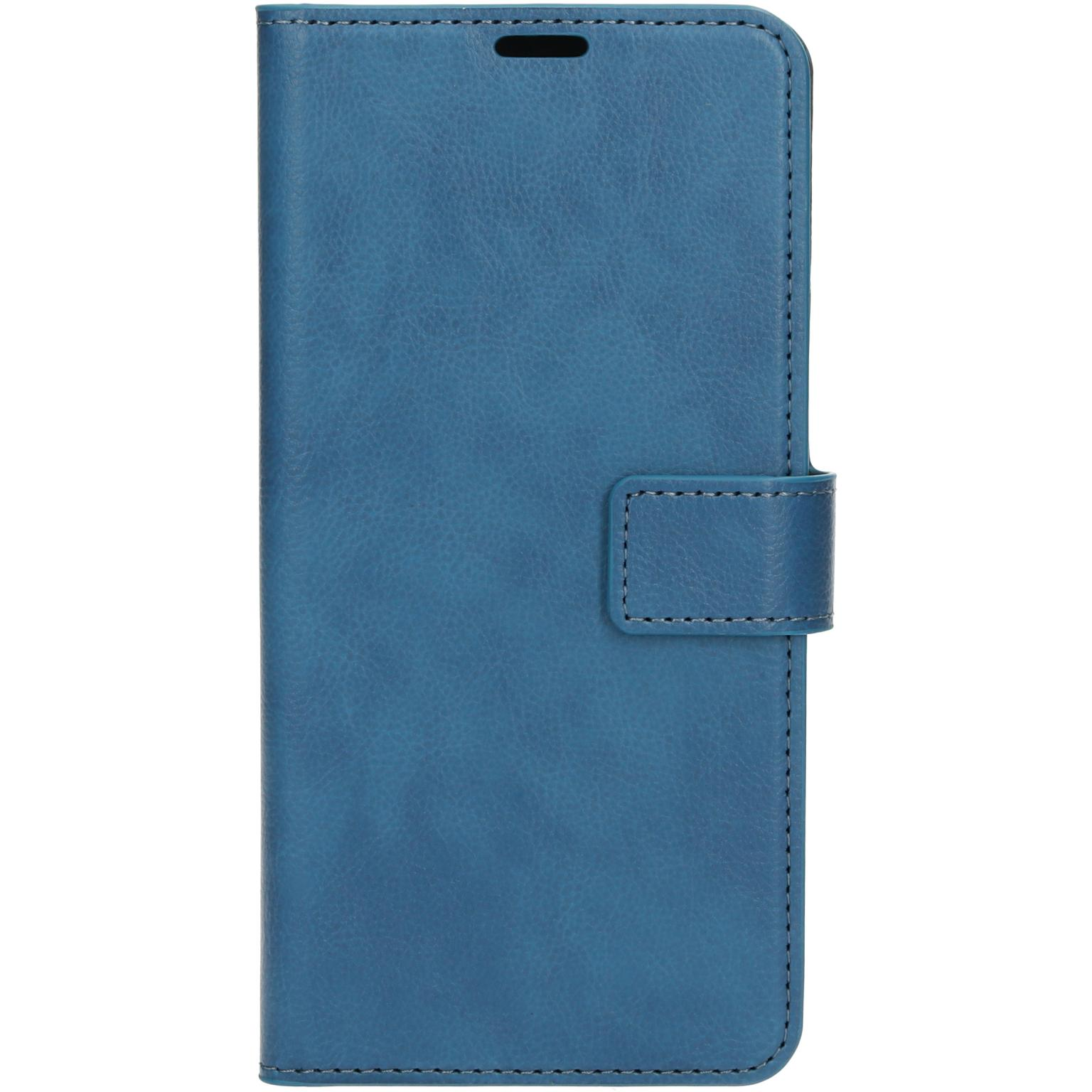 Blauwe lederen telefoonhoes, gesloten. Met magneetsluiting.