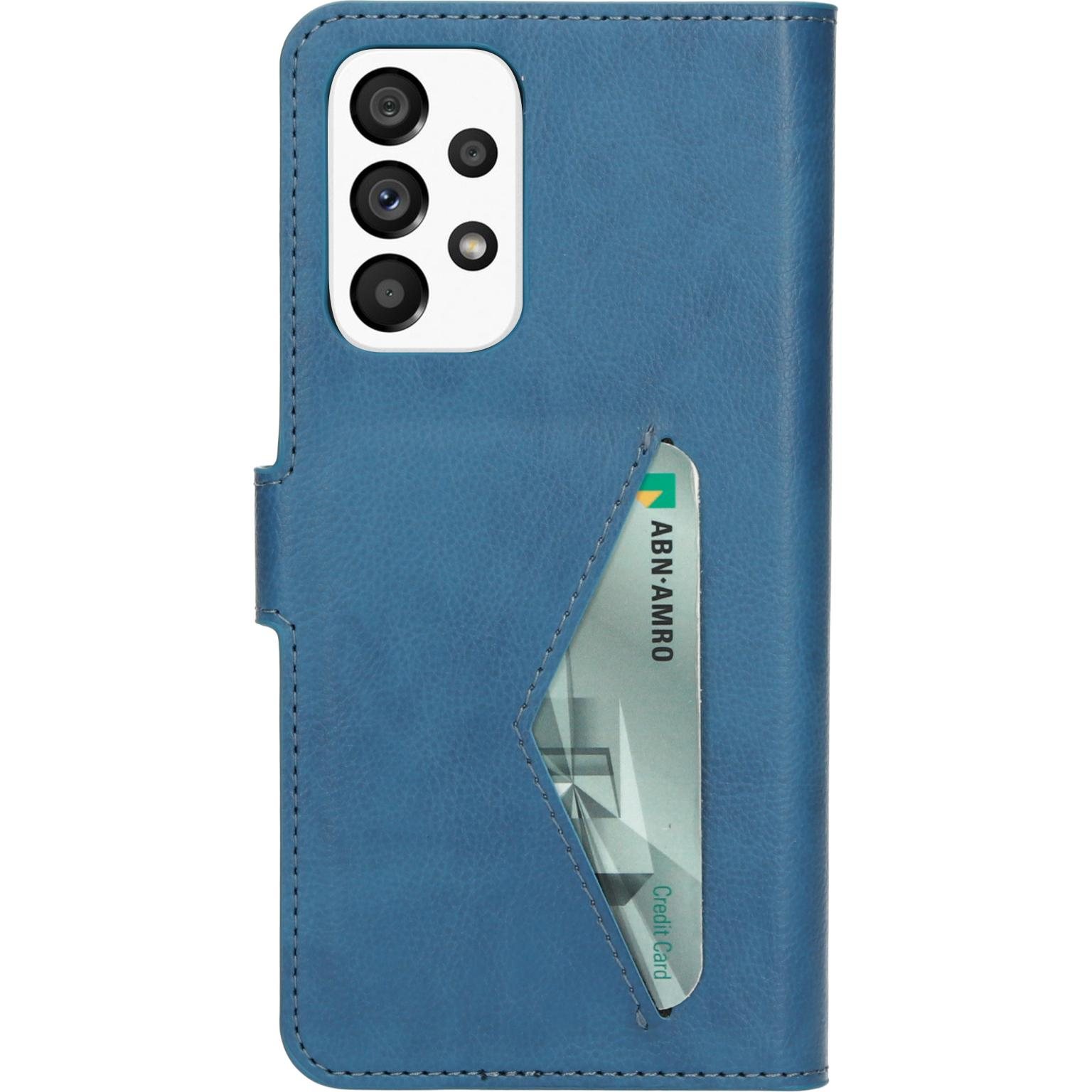 Blauwe telefoonhoes, portemonnee-stijl, met een kaart in de sleuf. Witte achtergrond.