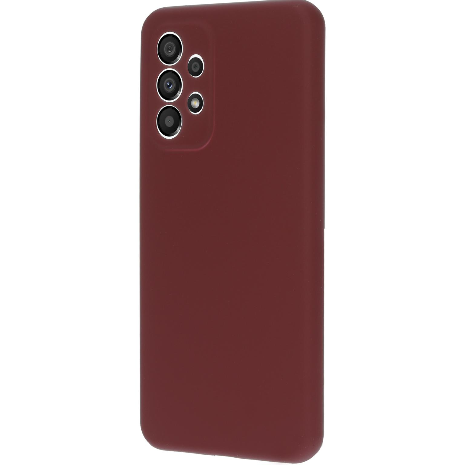 Bordeaux telefoonhoes met drie cameralenzen. De hoes heeft een gladde afwerking.