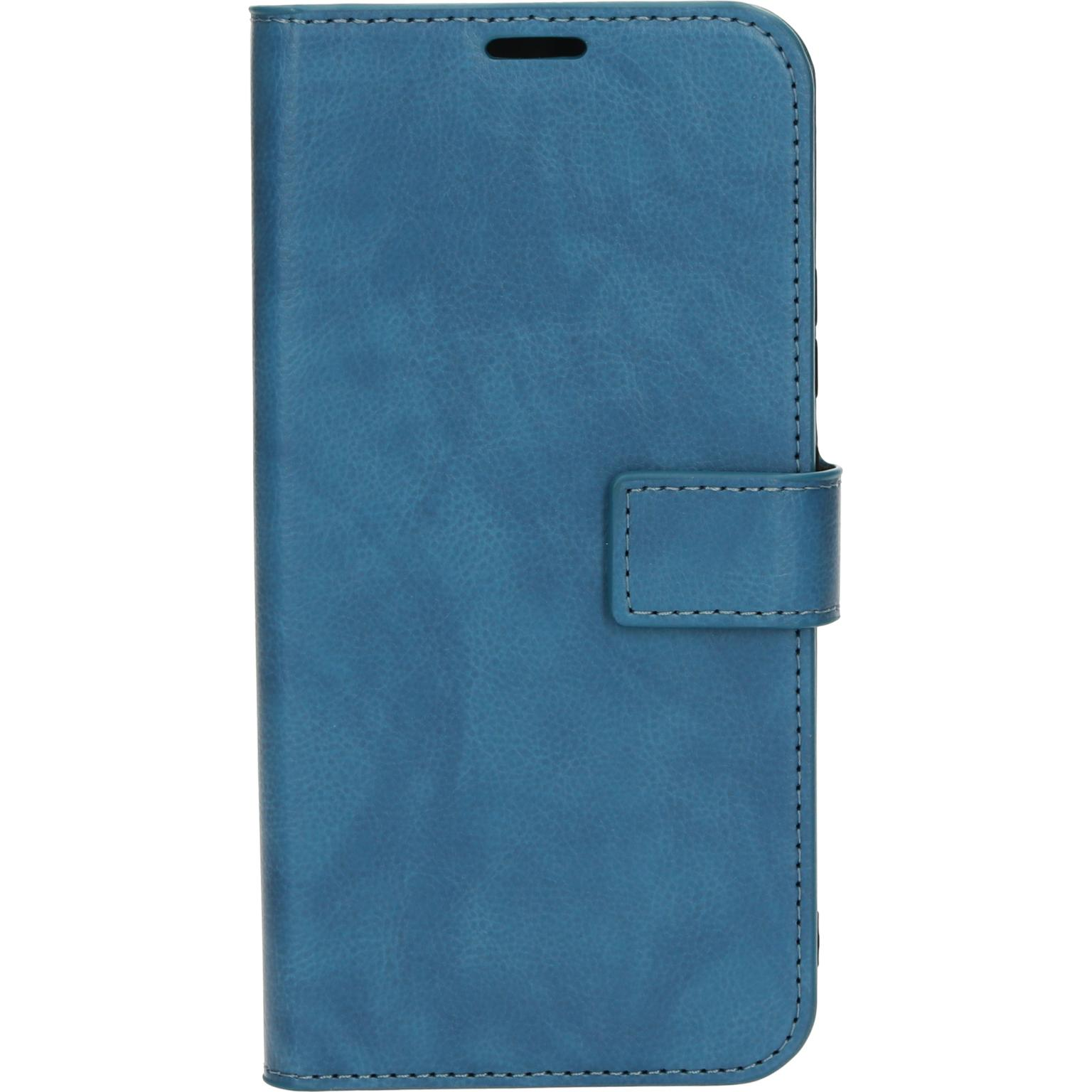 Een blauwe leren telefoonhoes, gesloten. De hoes heeft een magnetische flap en een uitsparing voor de camera.