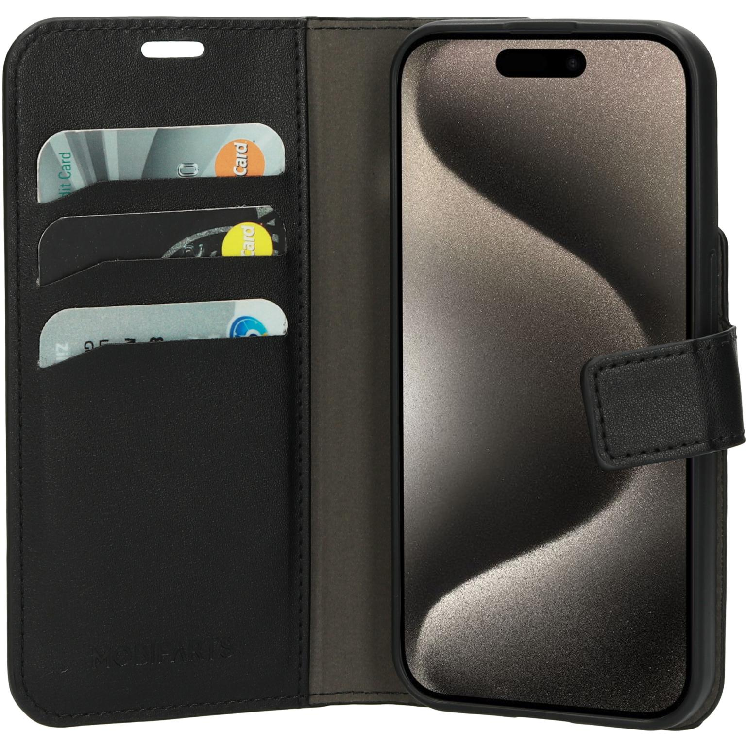 Zwarte telefoonhoes open met een telefoon erin. Telefoonhoes met kaartsleuven. Schuine opname.