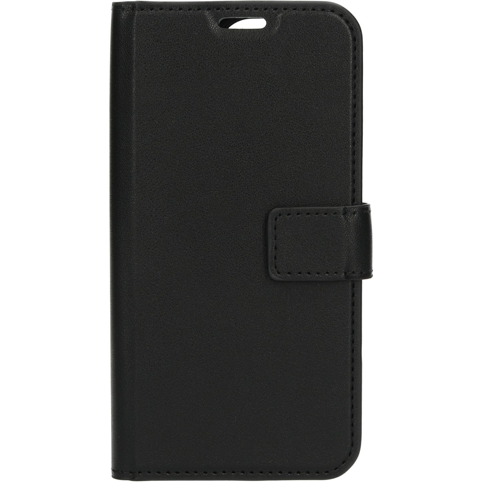 Zwarte leren telefoonhoes gesloten, met een flap en een knoopsluiting. Een uitsparing is zichtbaar aan de bovenkant.