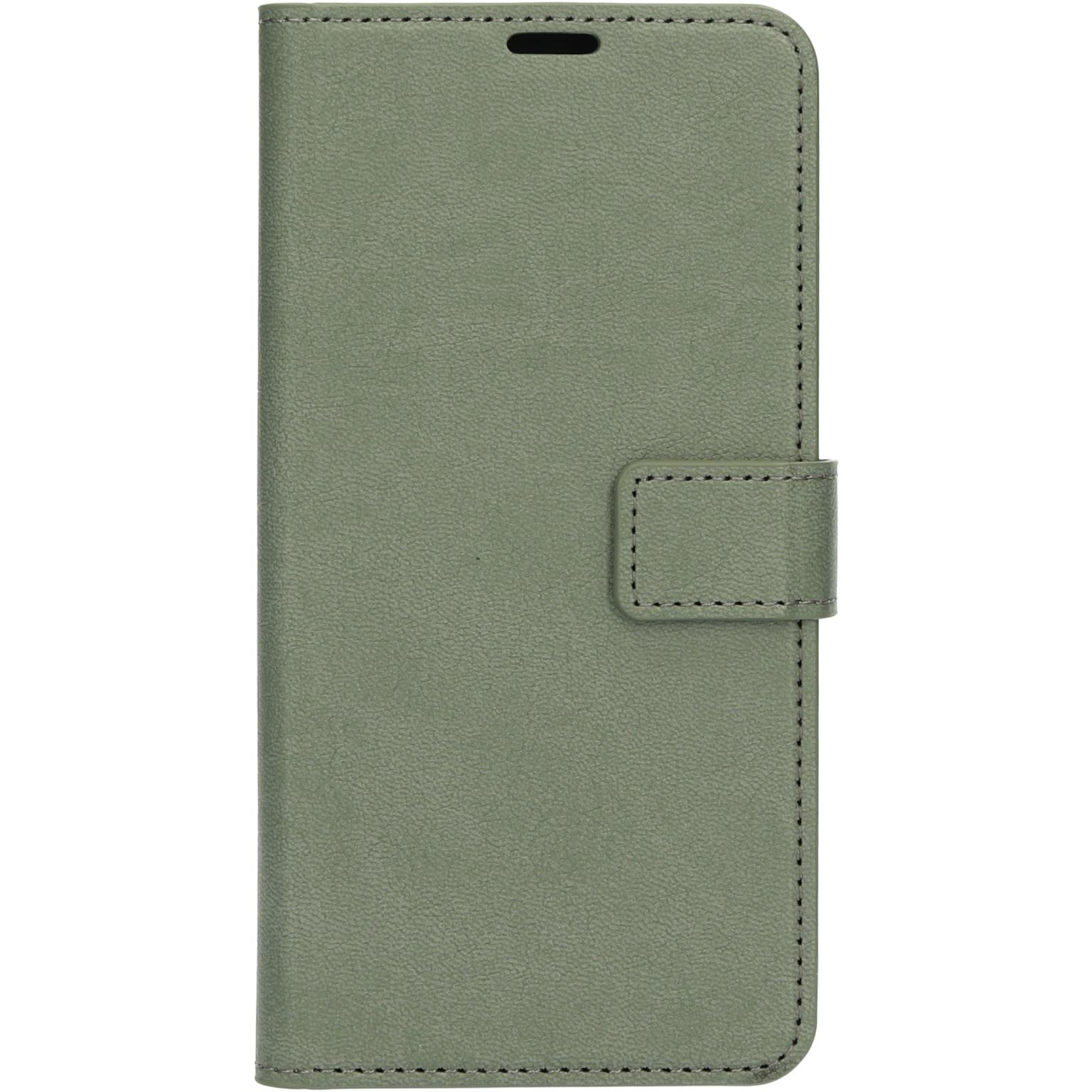 Een olijfgroene leren telefoonhoes, open. Het heeft een sluiting en stikseldetails.