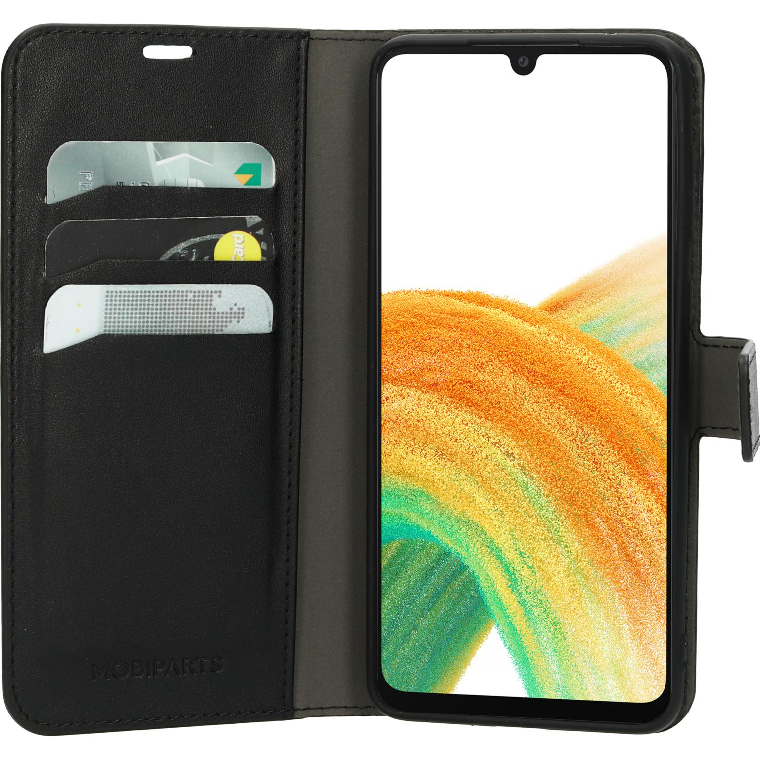 Zwarte telefoonhoes, open, met telefoon en kaartsleuven. Scherm heeft oranje achtergrond.