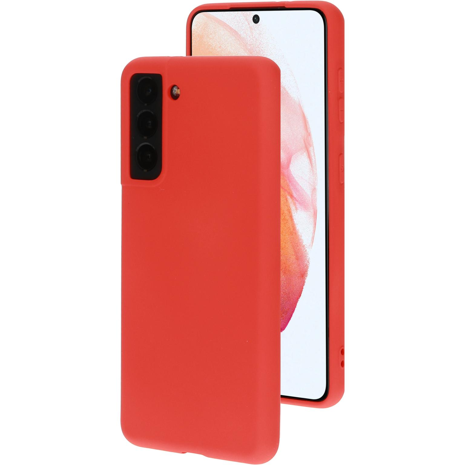 Rode telefoonhoes met telefoon erin. Telefoon is rood met 3 cameralenzen. Schuine opname.