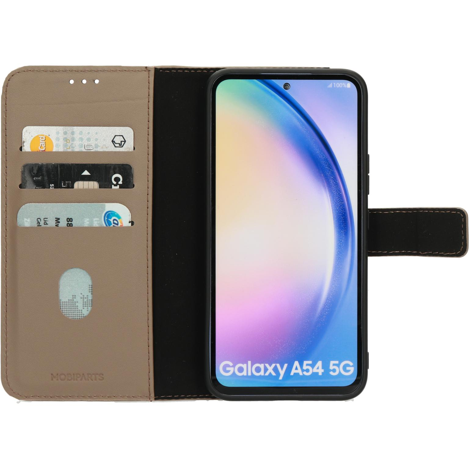Een telefoon in een case met kaarten, open. Het scherm toont 'Galaxy A54 5G'. De case is bruin.