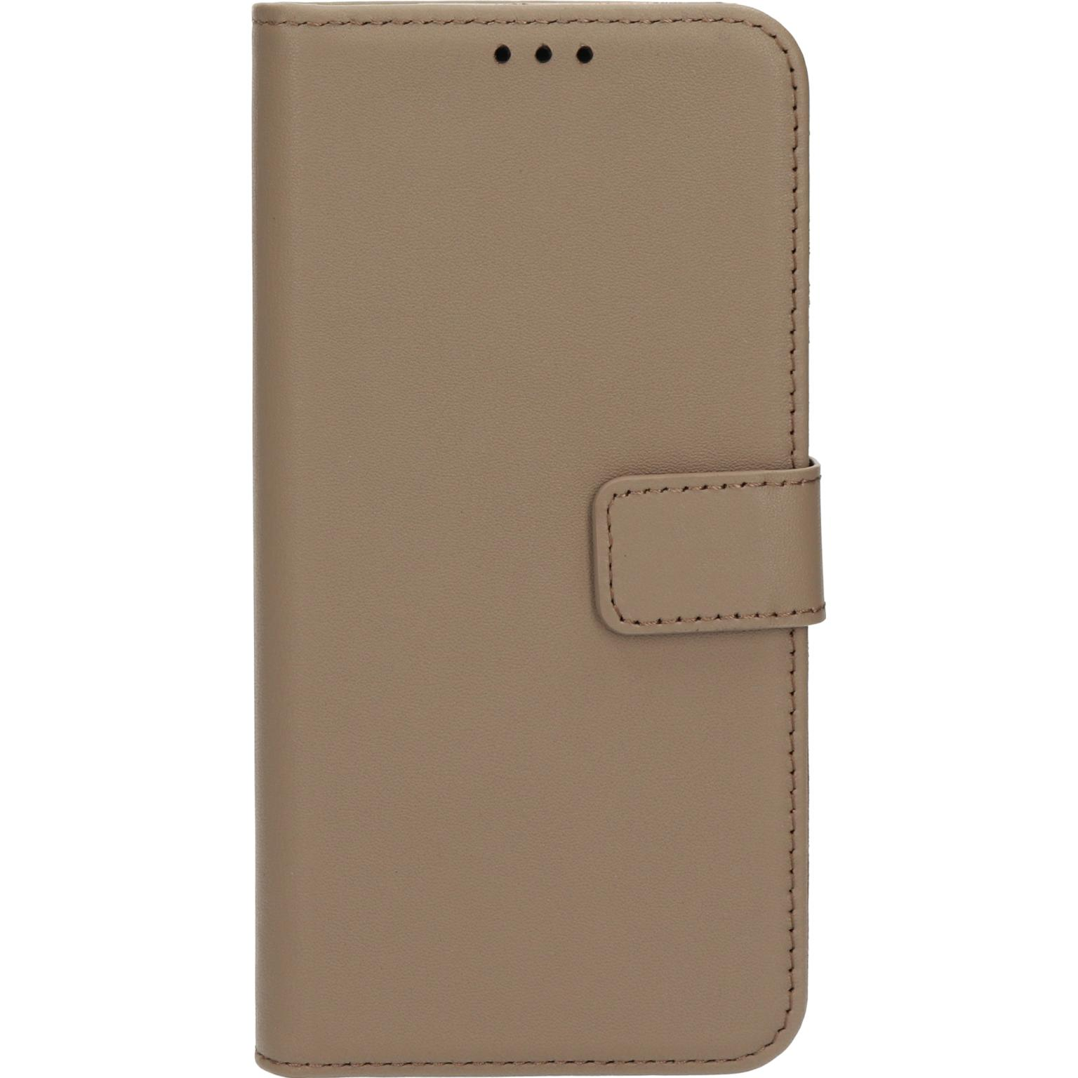 Tan leren telefoonhoesje gesloten met een magnetische sluiting. Gestikte randen zijn zichtbaar.