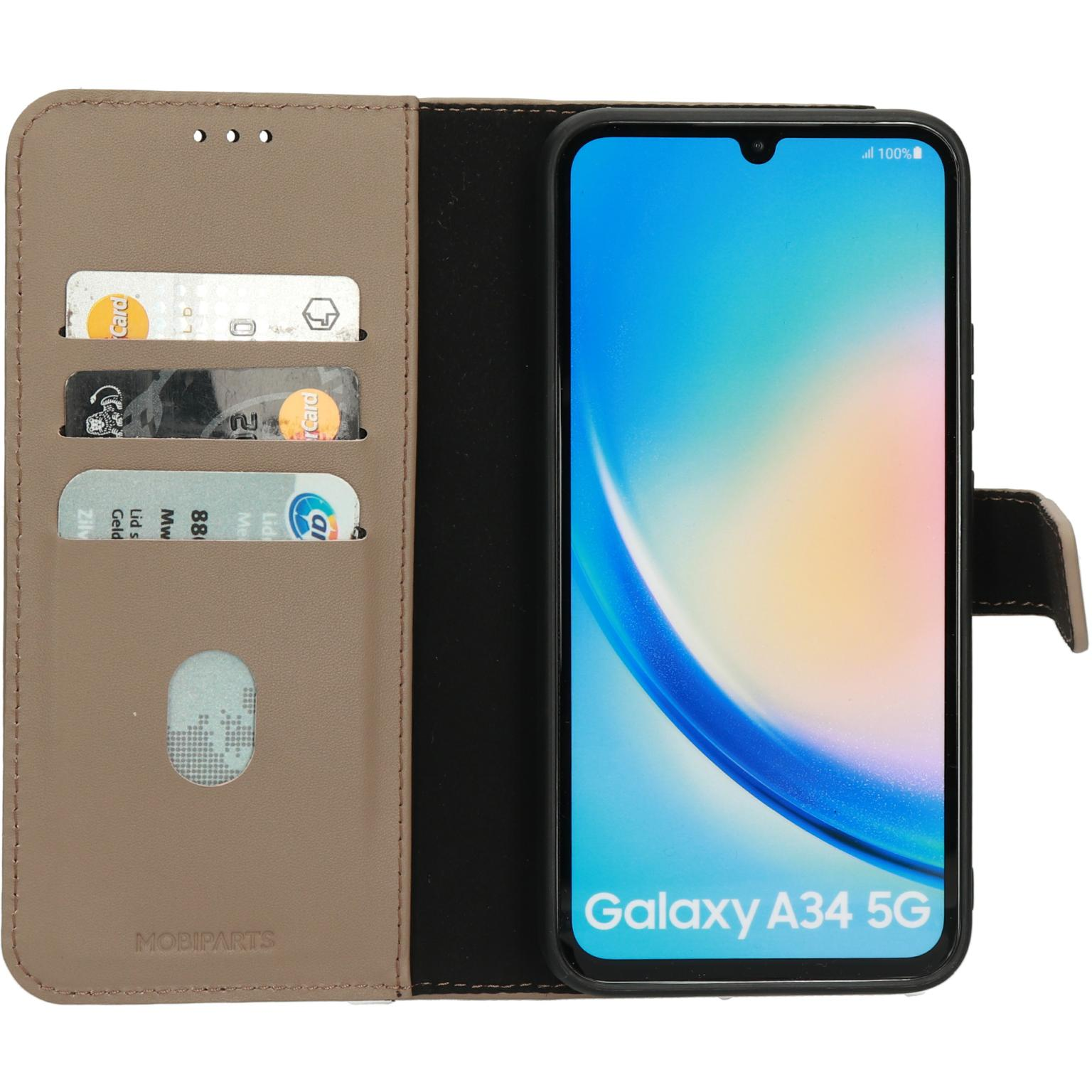Open bruin telefoonhoesje met een telefoon die 'Galaxy A34 5G' weergeeft. Kaarten zichtbaar.