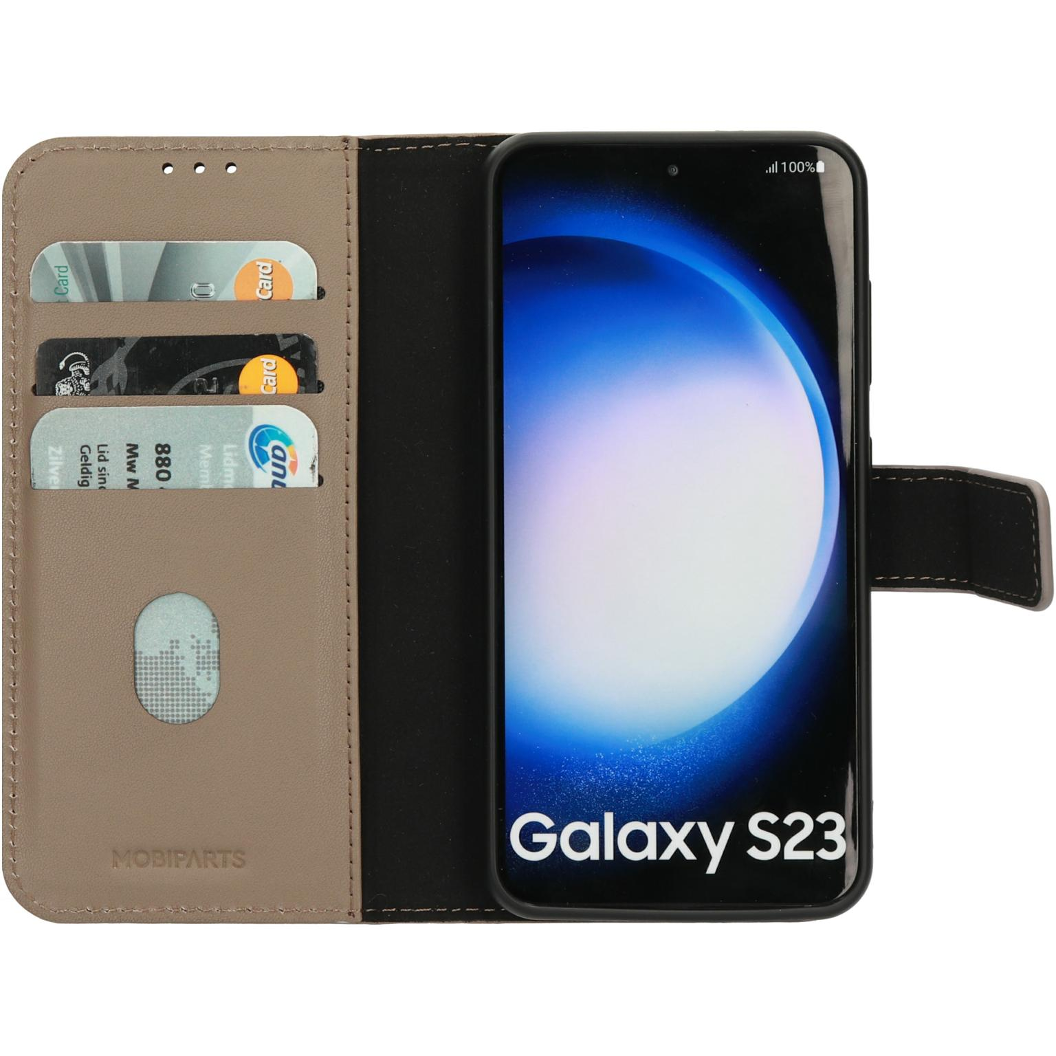Telefoonhoesje met kaarten en een telefoon met Galaxy S23.