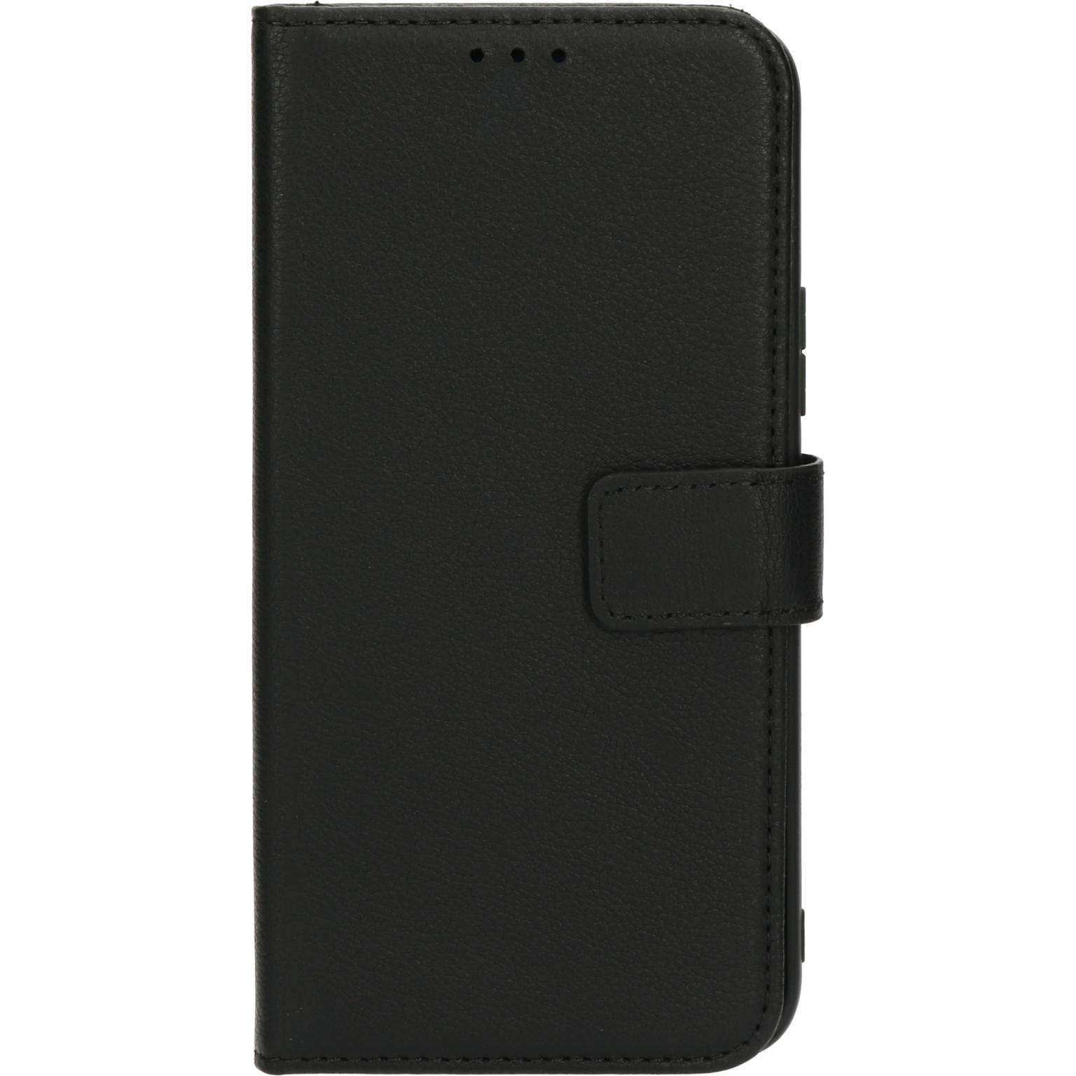 Zwarte leren telefoonhoes gesloten. Met een knoopsluiting en een uitsparing aan de bovenkant voor de luidspreker.