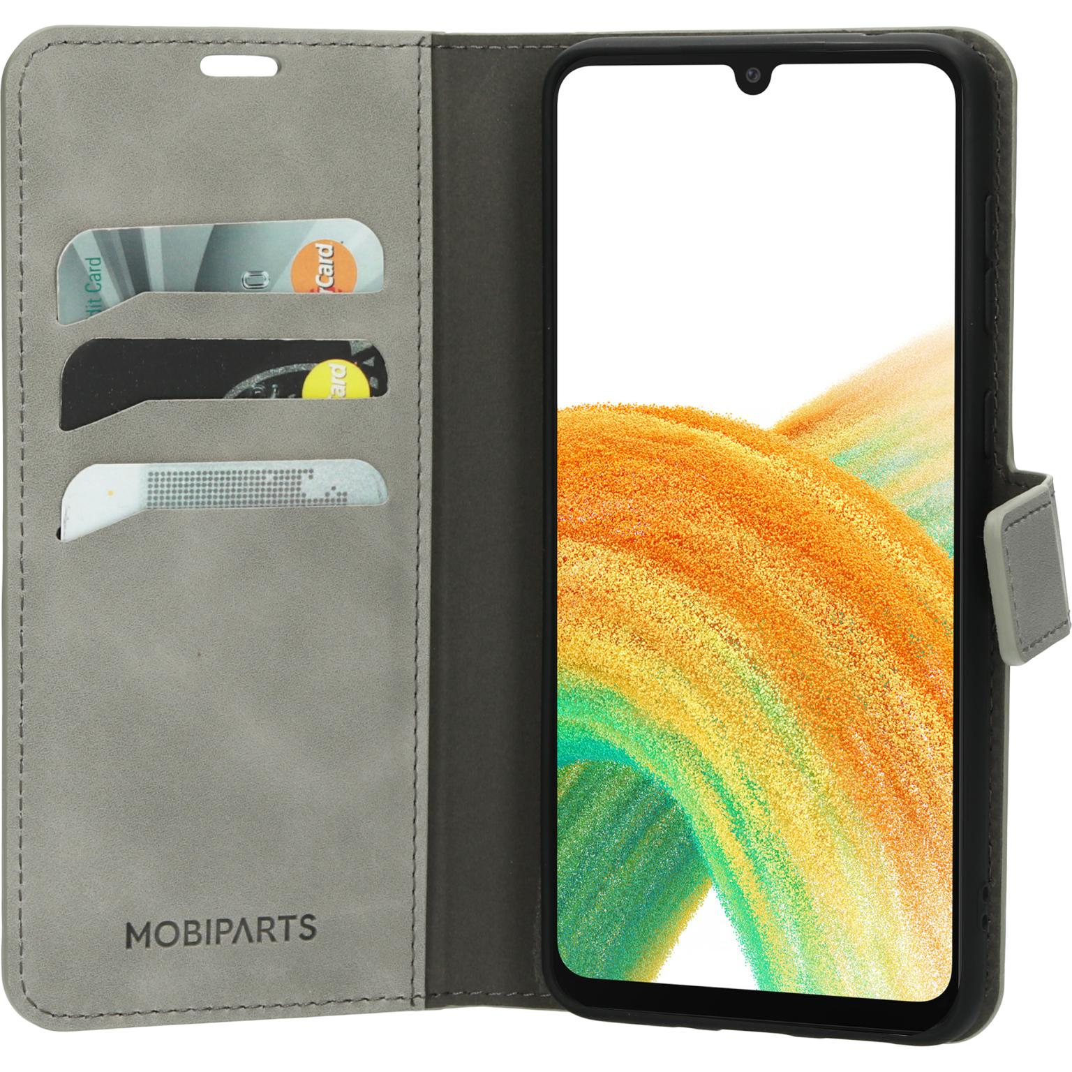 Open grijze telefoonhoes met een telefoon met een kleurrijke abstracte achtergrond. Kaarten in sleuven.