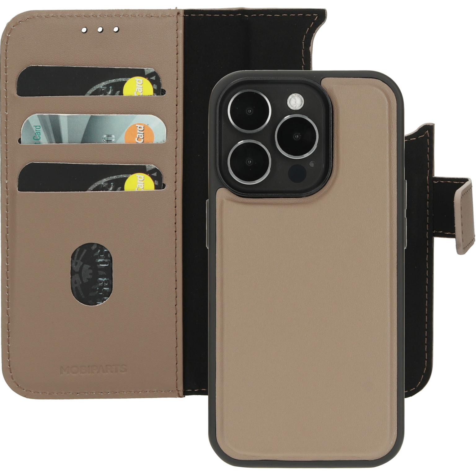 Tan telefoonhoes met open kaartsleuven. Telefoon zit erin. Zwart camera gebied.