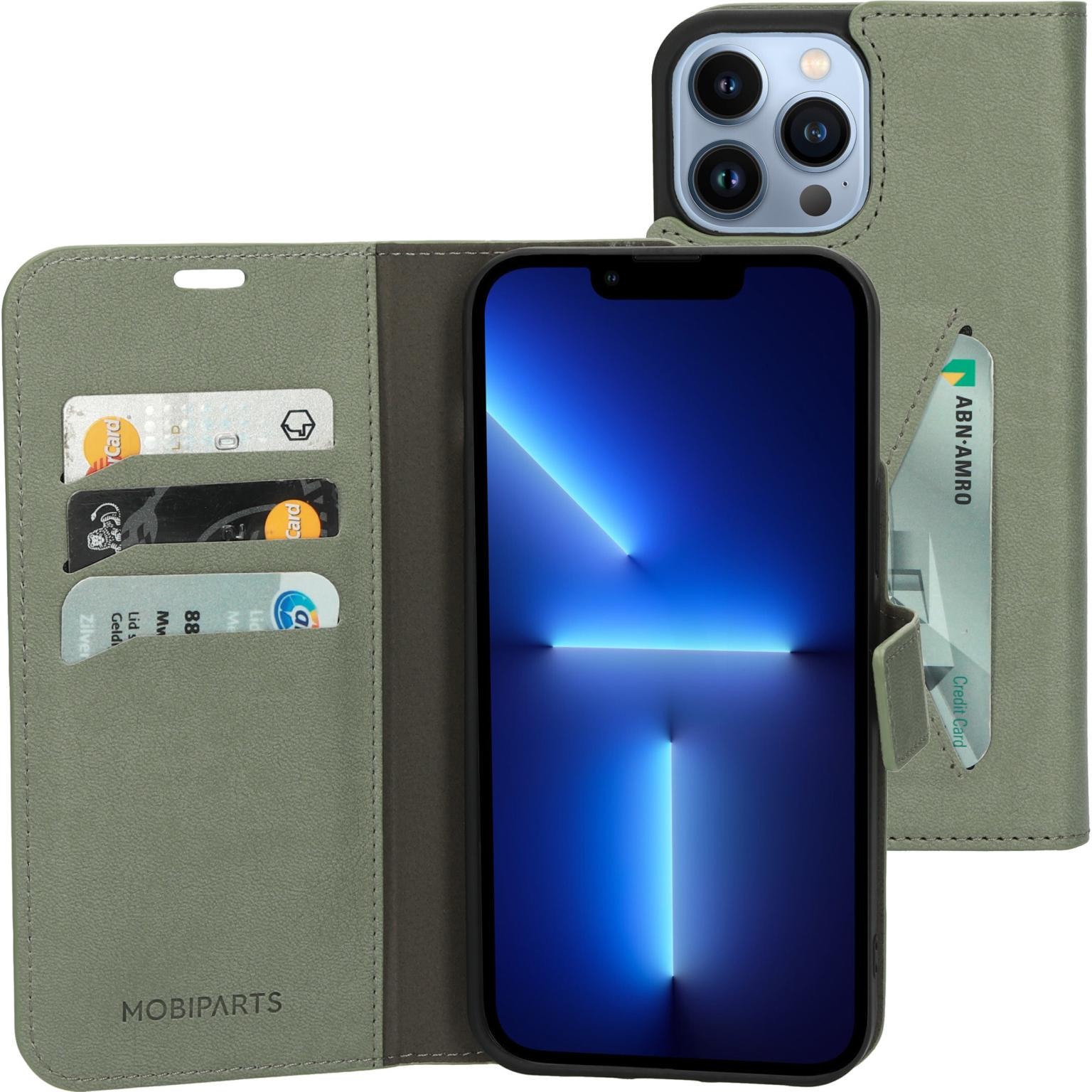 Groene telefoonhoes met telefoon en kaarten.