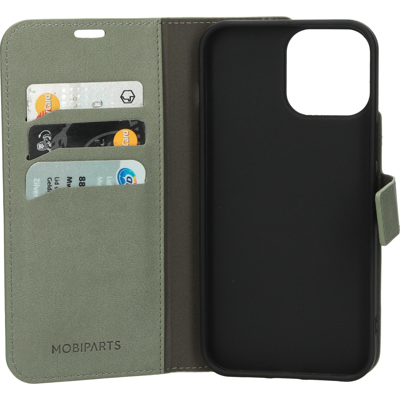 Groene telefoonhoes, open, met kaarten. Zwarte telefoon binnenin. Witte achtergrond.