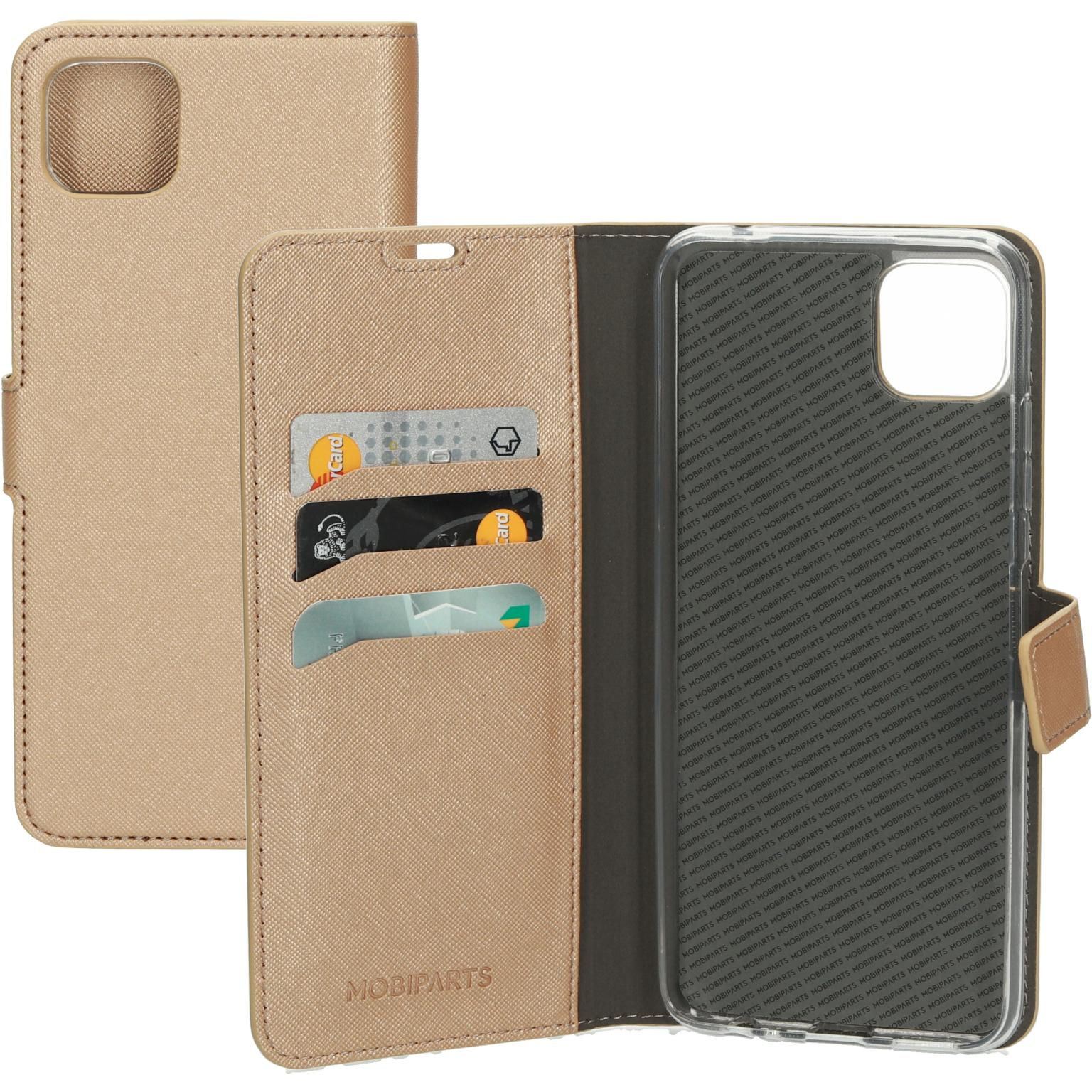 Een telefoonhoesje in beige kleur is open. Het heeft kaartsleuven en een Mobiparts-logo.