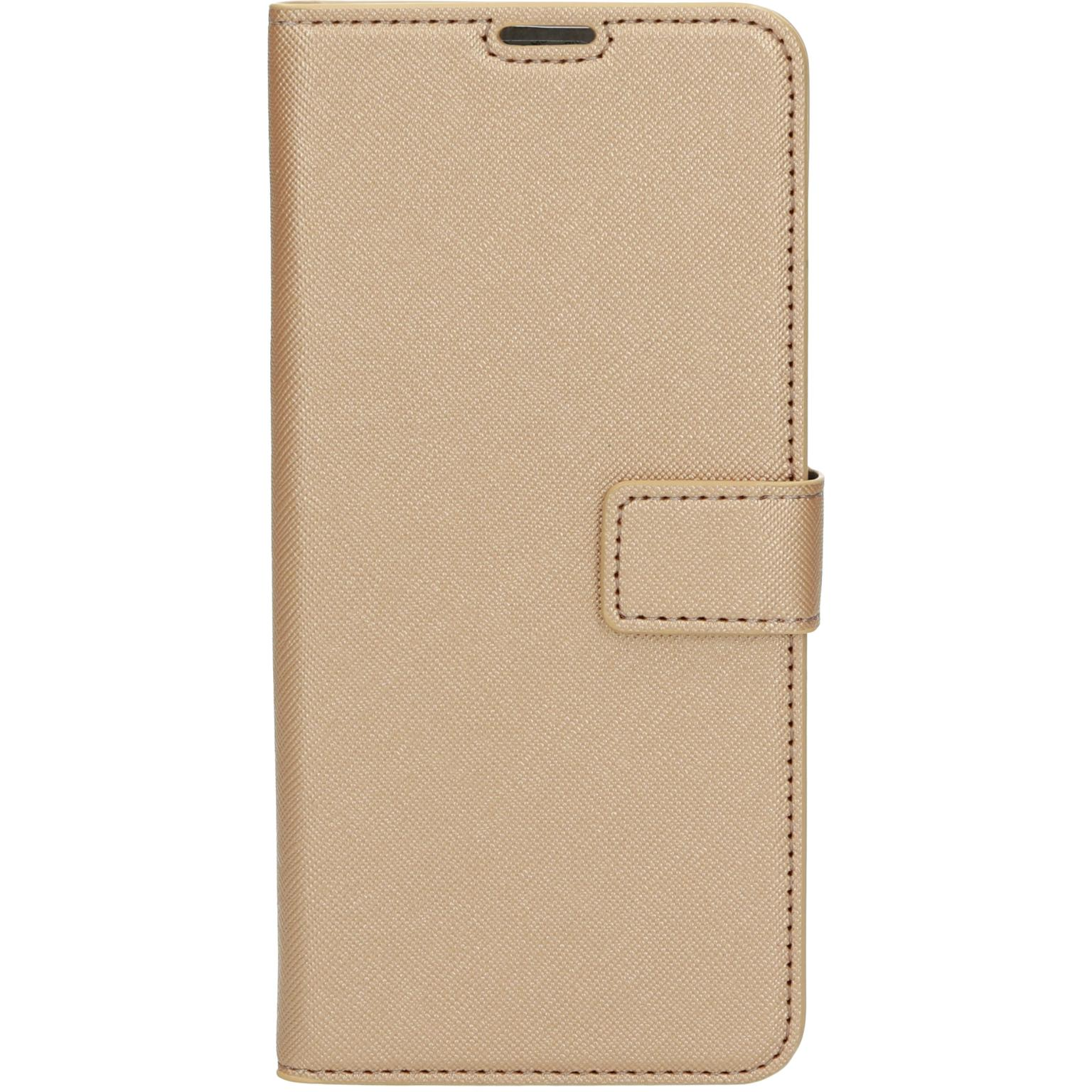 Een beige telefoonhoesje, gesloten, met een magnetische sluiting.