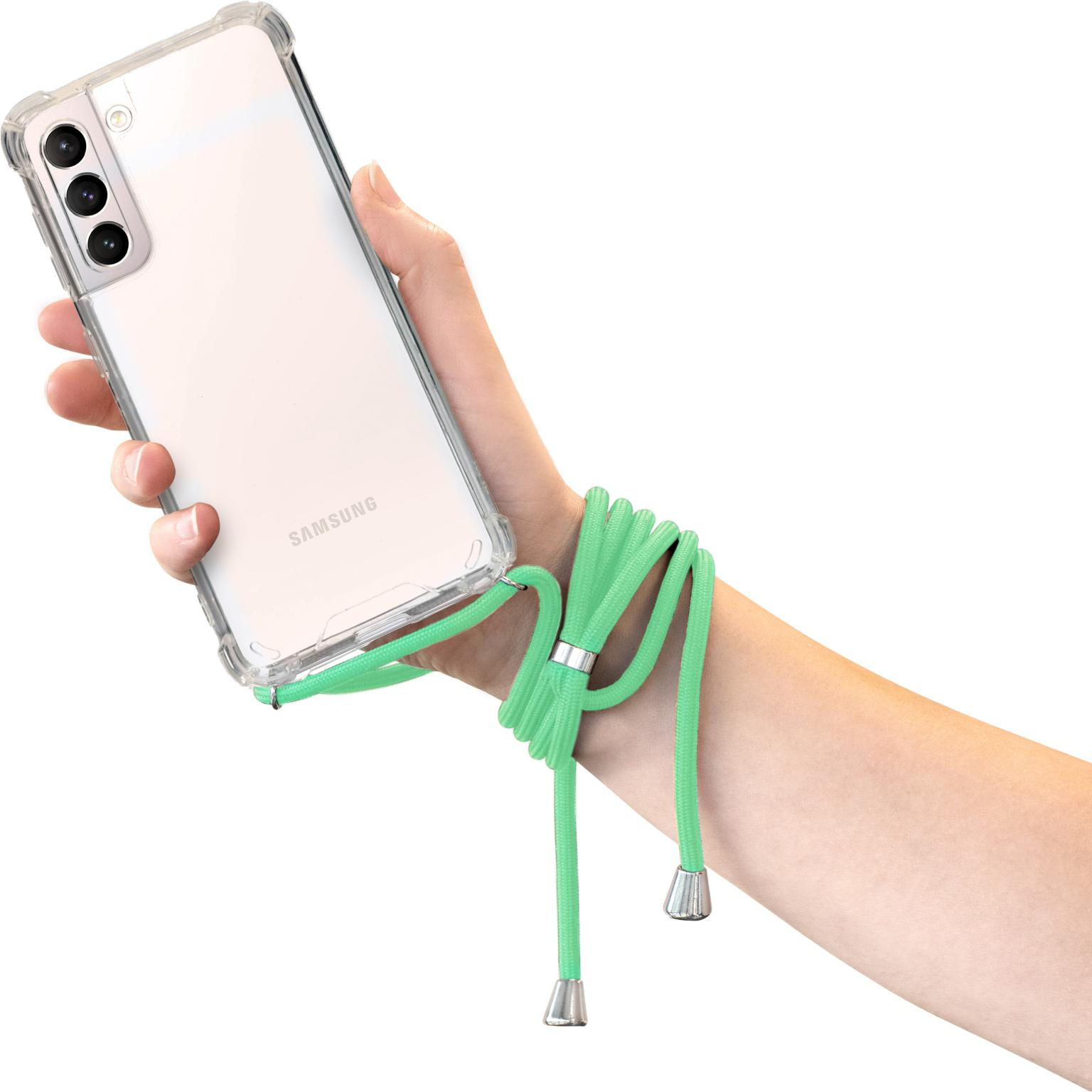 Hand die een telefoon vasthoudt met een doorzichtige hoes en een groen koord.
