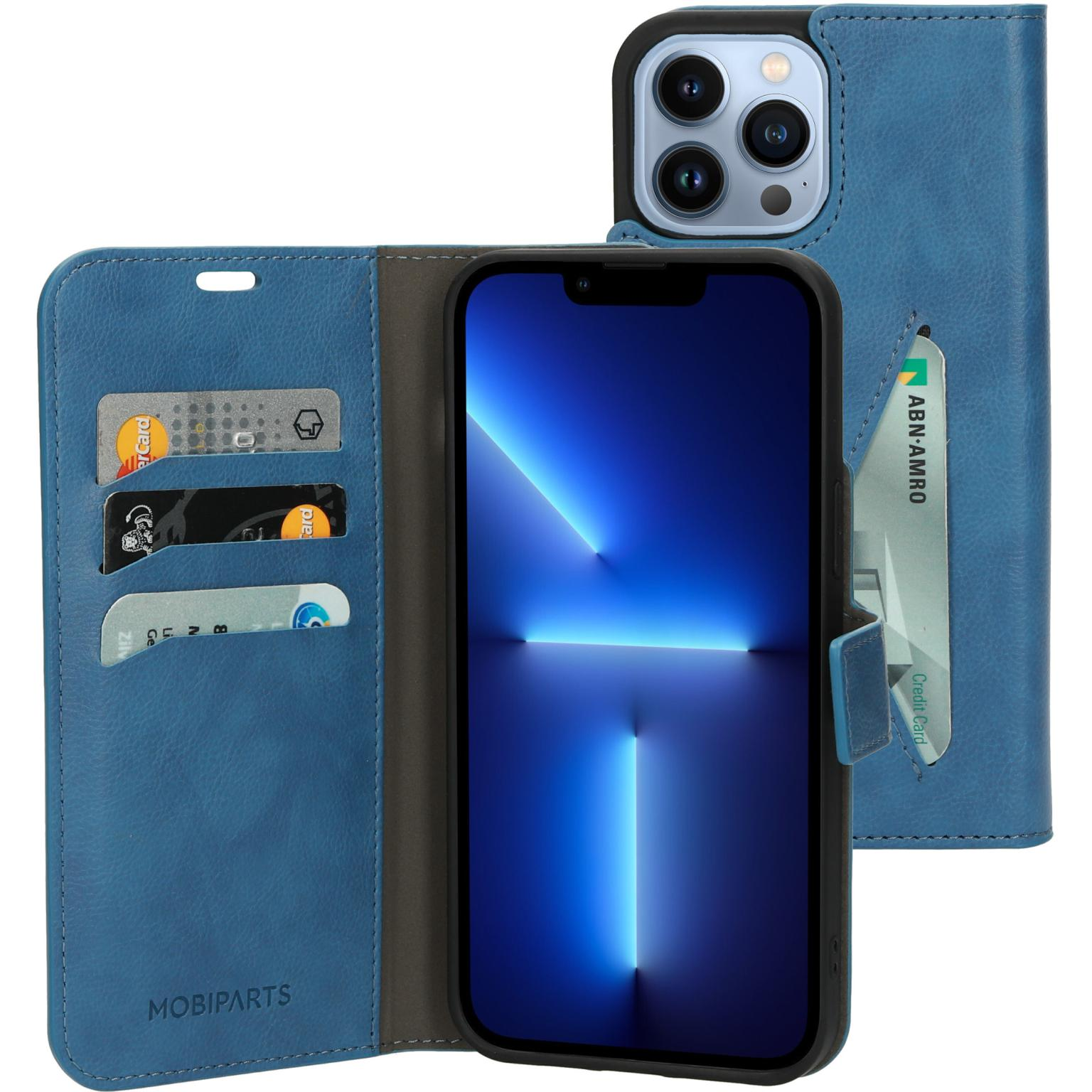 Blauwe leren telefoonhoes geopend, met een kaartzakje en een telefoon erin. Toont het MobiParts-logo.