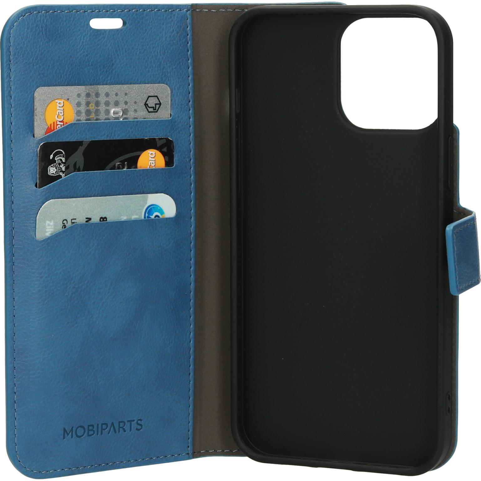 Open blauwe telefoonhoes met iPhone. Kaarten in de sleuven. De binnenkant is zwart.