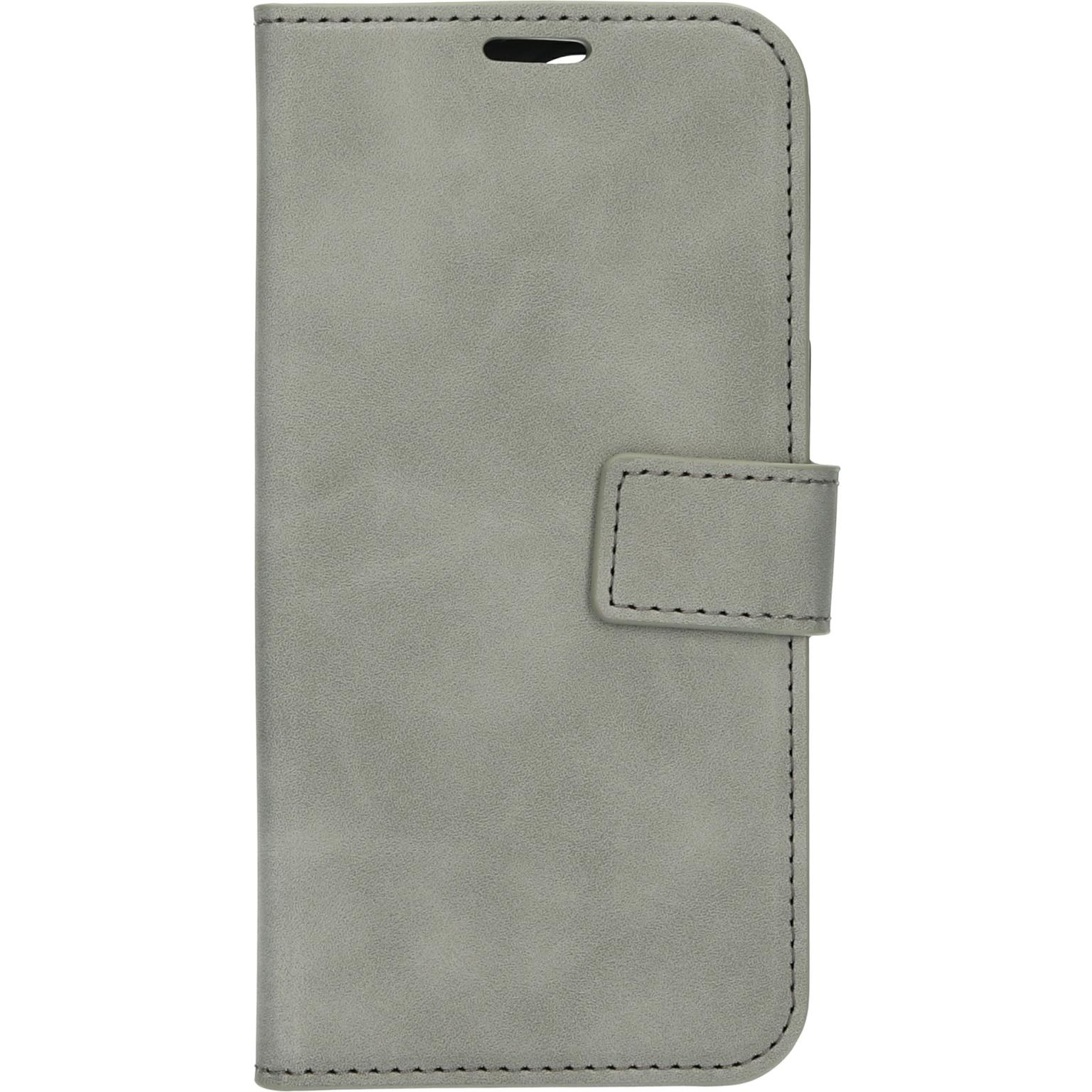 Grijze telefoonhoes met een magnetische flap en een gestikte rand. Het is gesloten en effen.