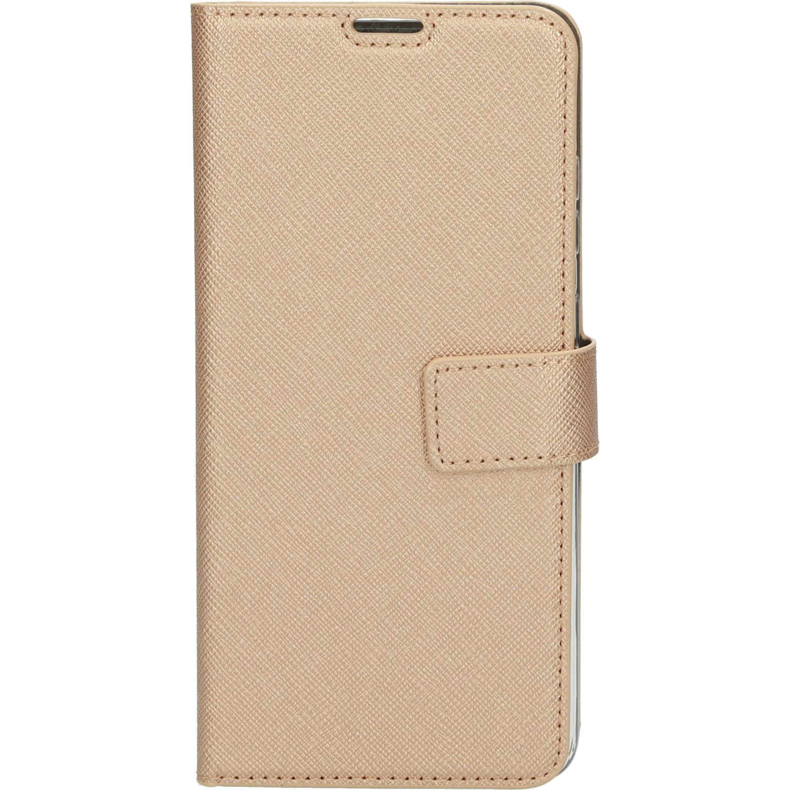 Gouden telefoonhoes met een magnetische flap. Witte achtergrond.