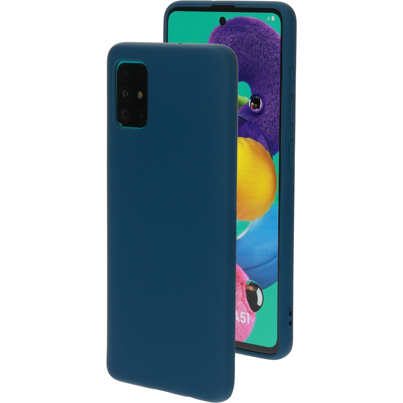 Blauwe telefoonhoes en telefoon. Telefoonscherm zichtbaar. De hoes bedekt de achterkant.