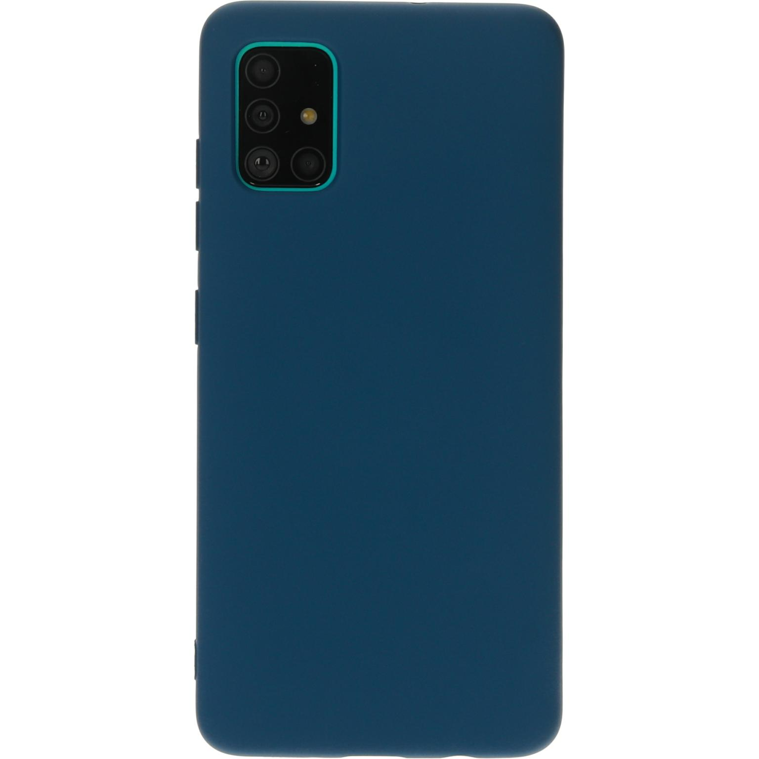 Blauwe telefoonhoes met camera-uitsparing. De hoes heeft knoppen aan de zijkant. De achterkant is effen blauw.