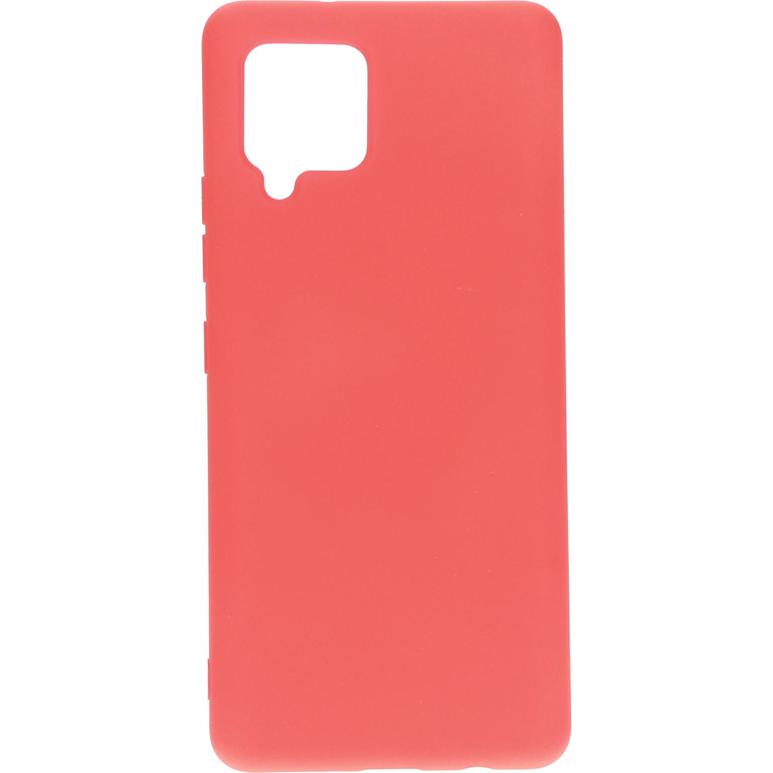Een koraalkleurige telefoonhoes. Het heeft uitsparingen voor camera en knoppen. Witte achtergrond.