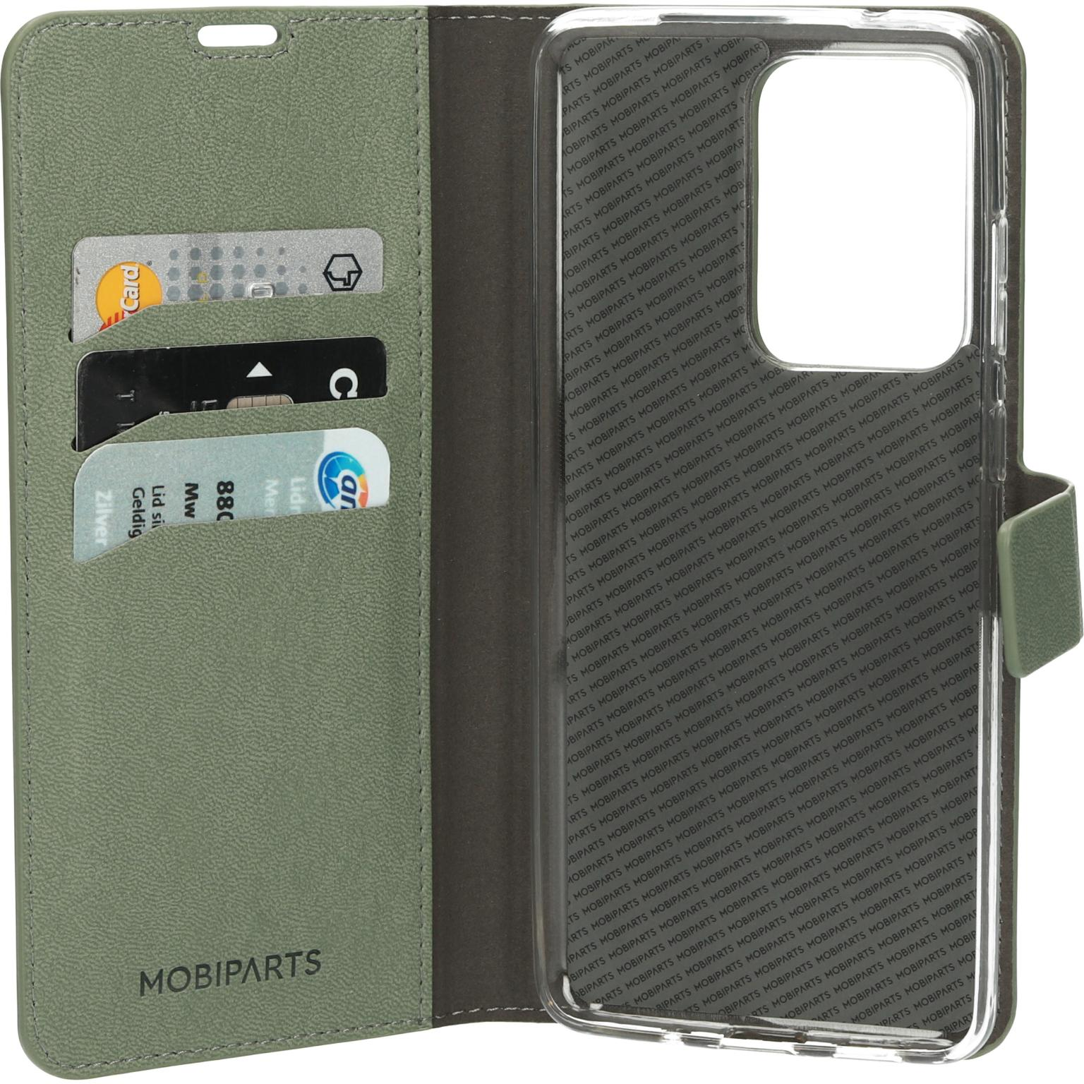 Open groene telefoonhoes met kaarten erin. De telefoon staat rechts.