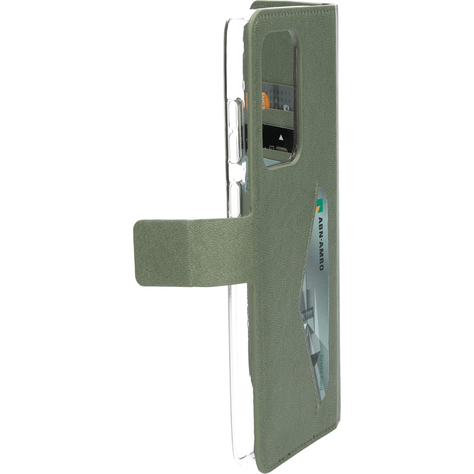 Een groene telefoonhoes, open, met een telefoon met een kaartsleuf met een bankpas.