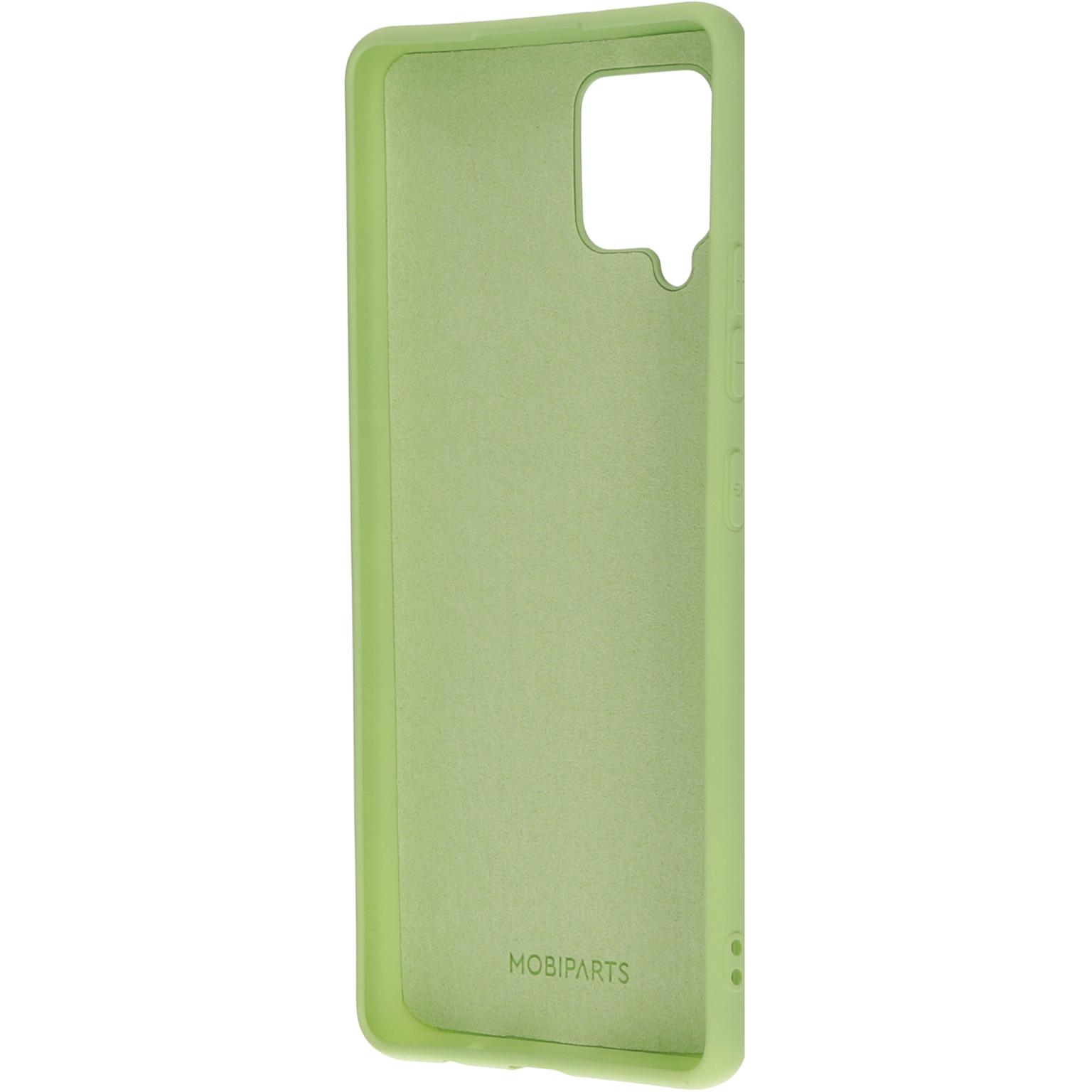 Groene telefoonhoes. De hoes is effen groen met een uitsparing voor de camera en de merknaam.