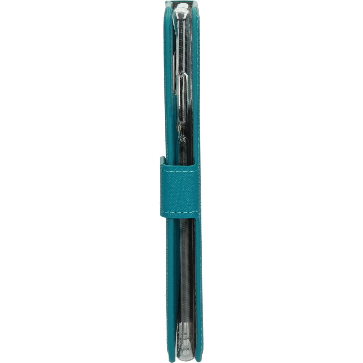 Zijaanzicht van een teal telefoonhoesje. Een zilveren pen zit erin, een teal band sluit het.