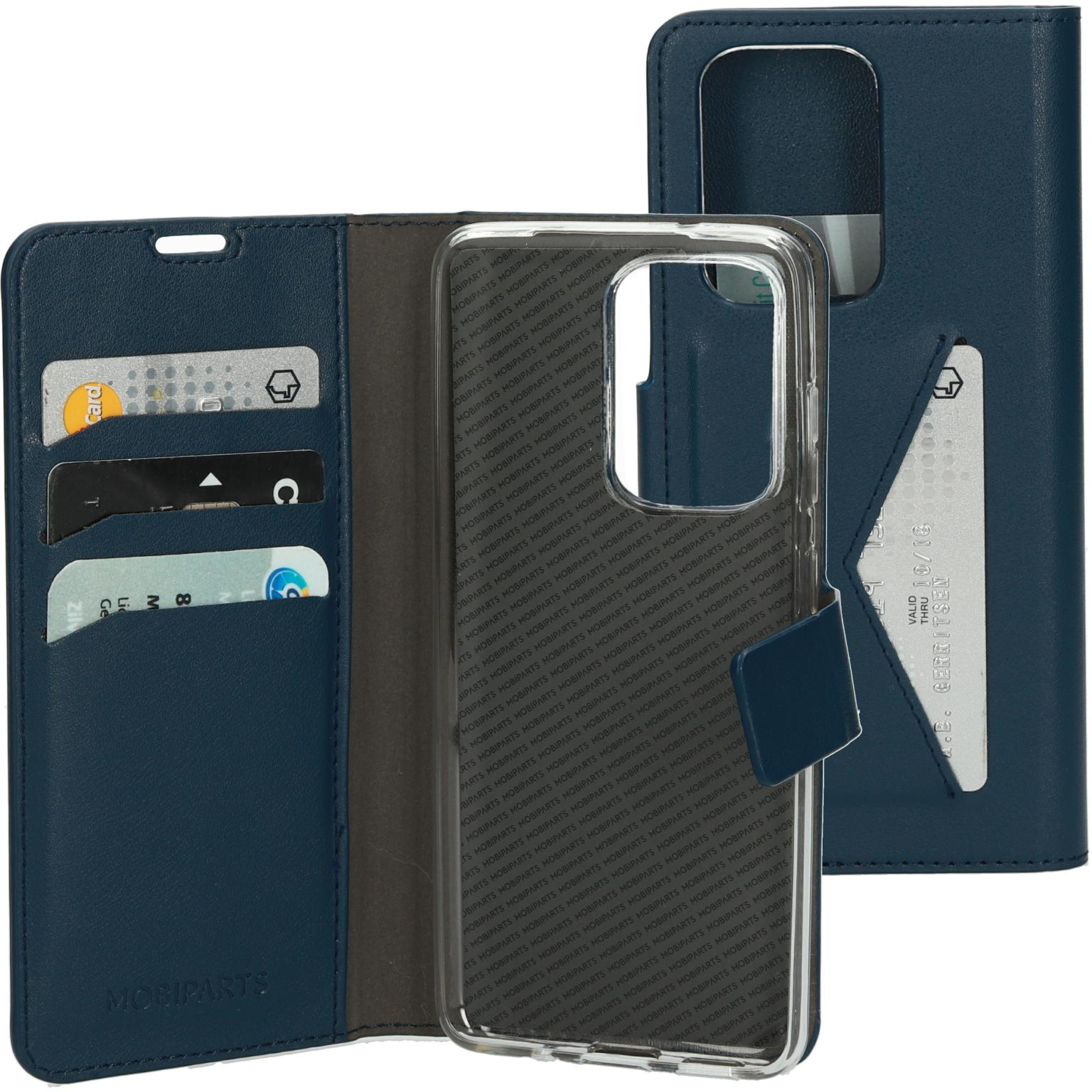 Blauw telefoonhoesje met een telefoon en kaarten erin. De case is open. Witte achtergrond.