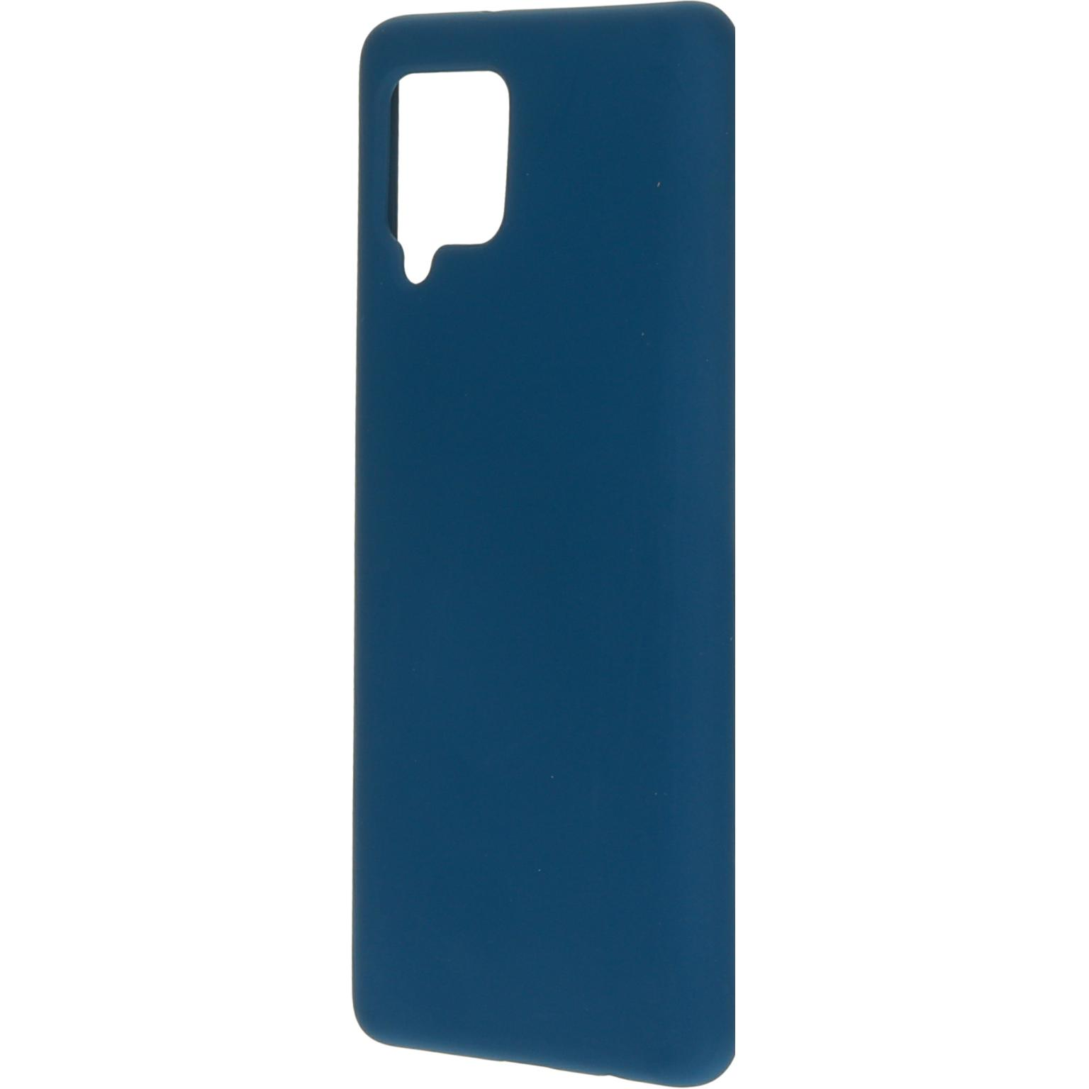 Een donkerblauwe telefoonhoes met uitsparingen voor de camera.