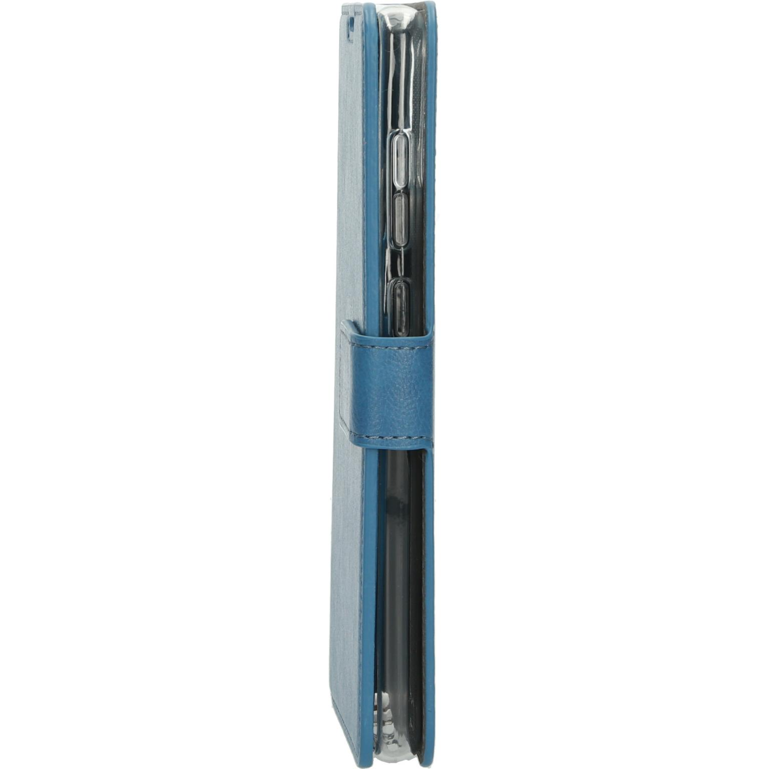 Zijaanzicht van een lichtblauwe telefoonhoes. Er zit een telefoon in, een blauwe band sluit hem.