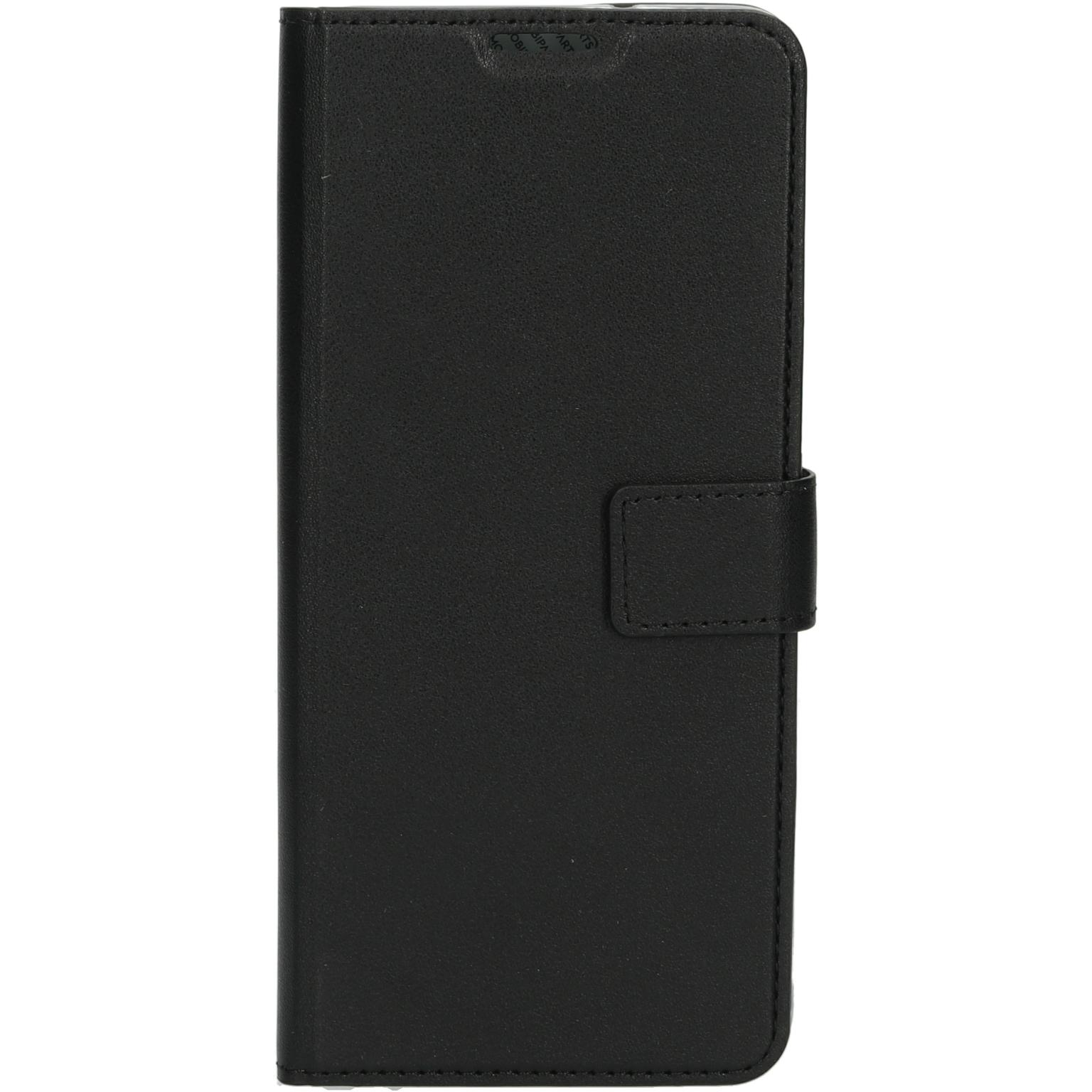 Zwart telefoonhoesje met flap en magnetische sluiting.