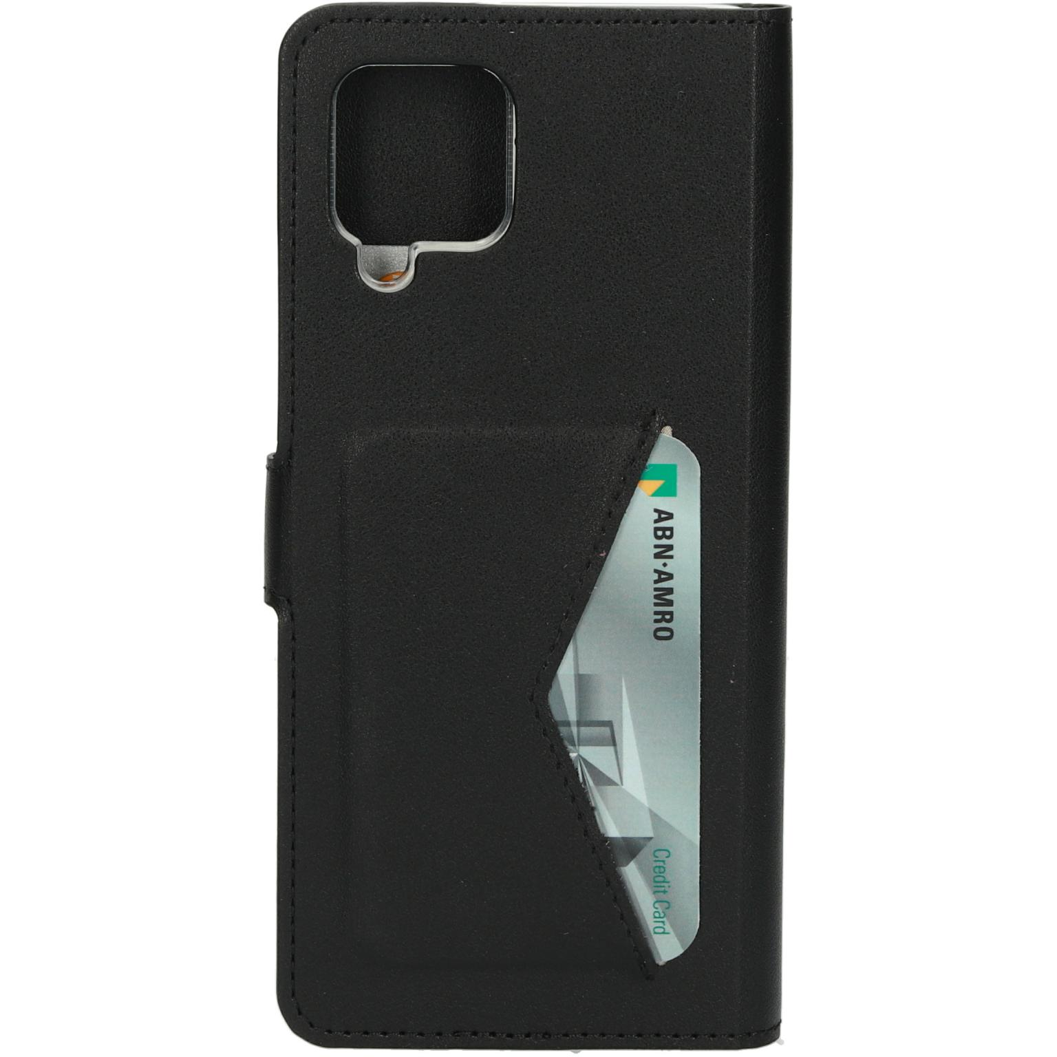 Zwarte telefoonhoes open, met een kaart links. ABN AMRO creditcard is zichtbaar.