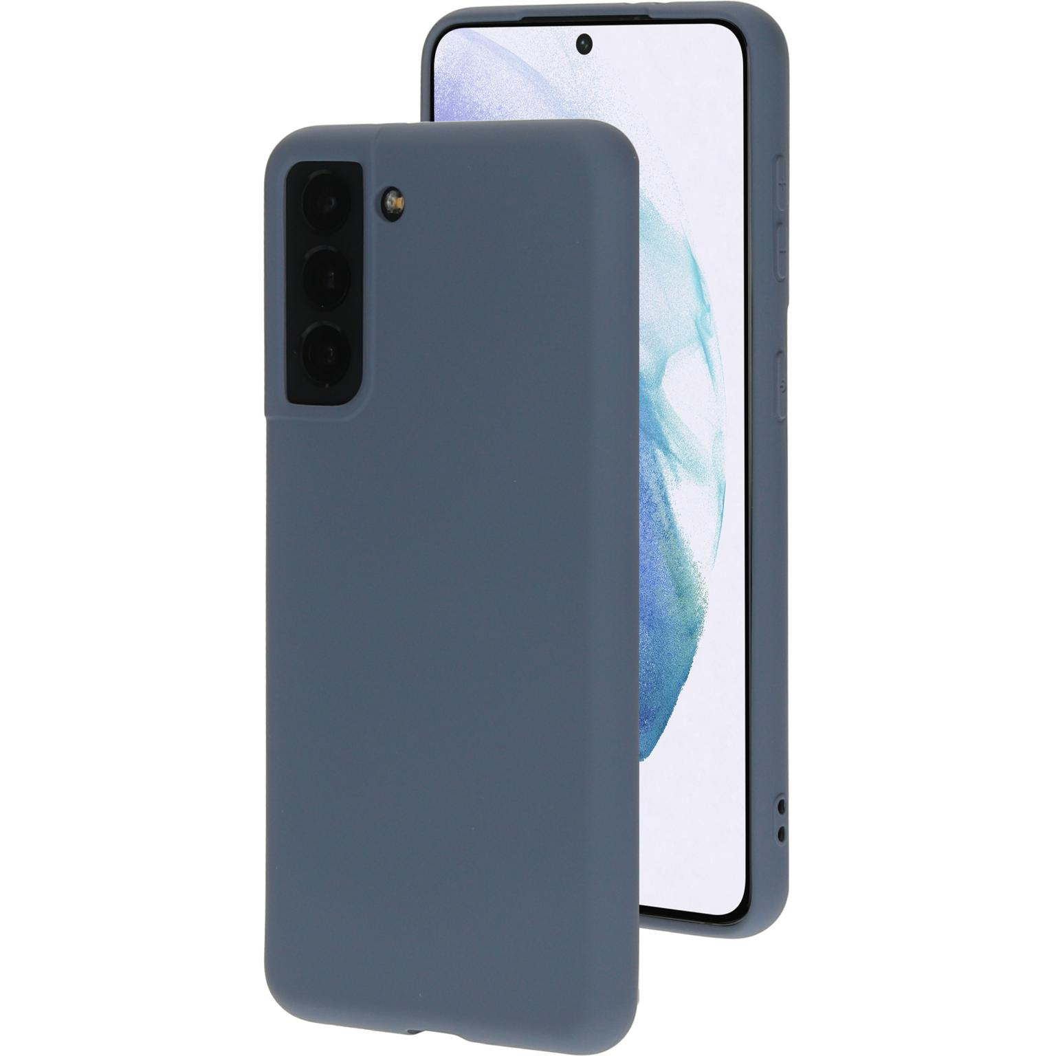 Blauwe telefoonhoes met een telefoon erin. Telefoon heeft drie camera's achter. Hoes beschermt de telefoon.