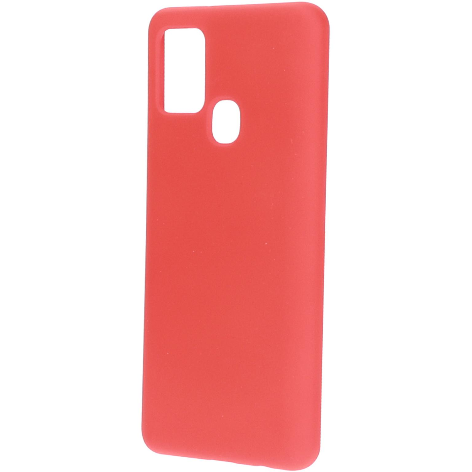 Een rode telefoonhoes met uitsparingen voor de camera en een klein gaatje, rechtopstaand.