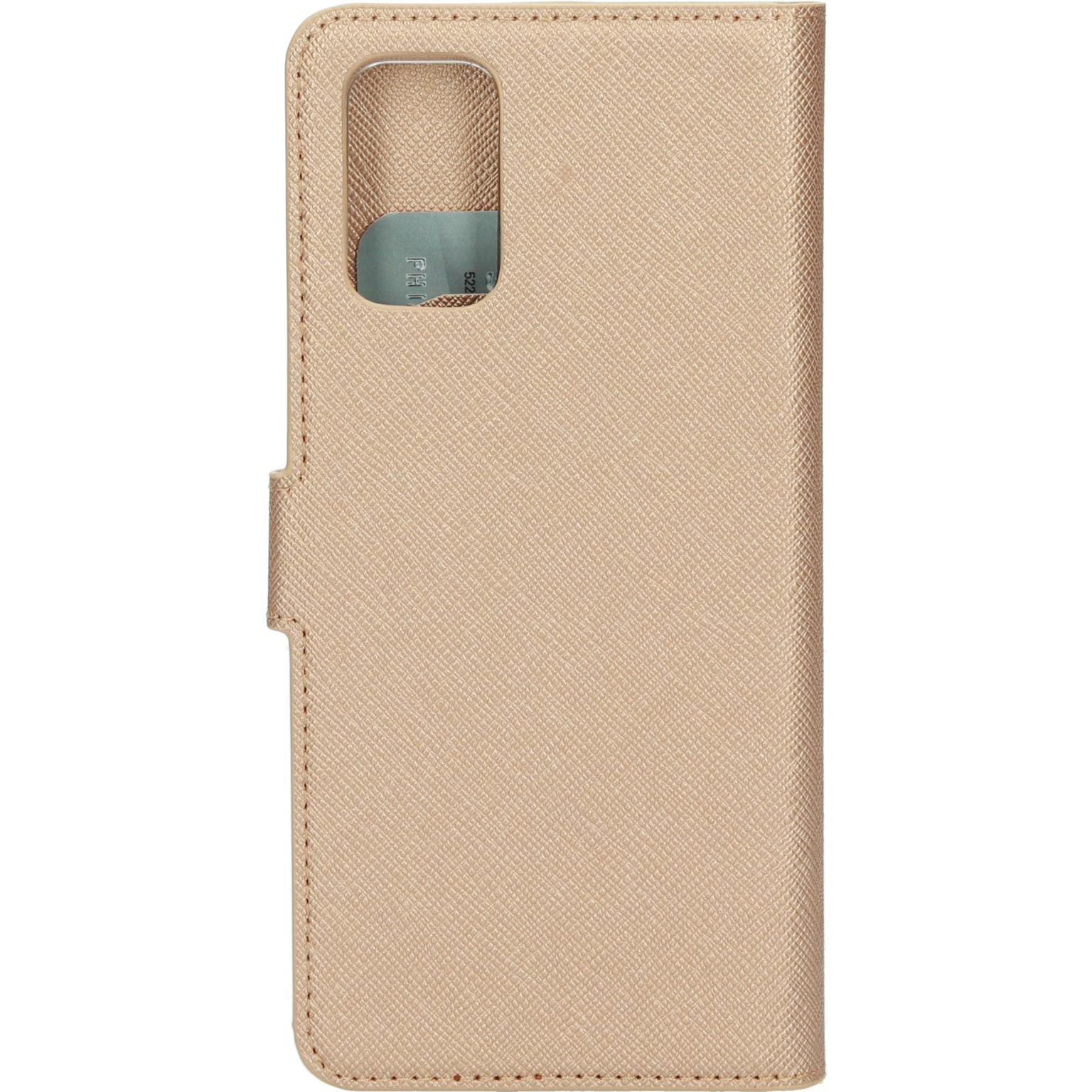 Gouden telefoonhoes, gesloten, met een zichtbare kaart, op een witte achtergrond.