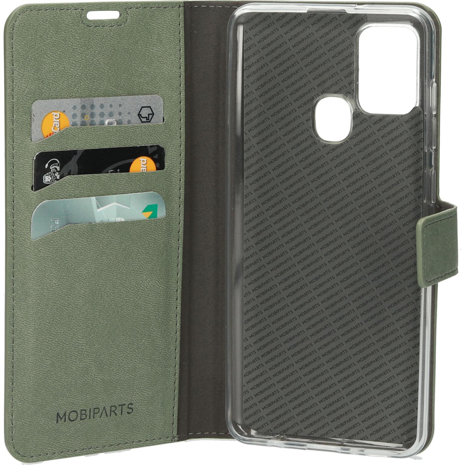Groene wallet case met kaarten erin. De case heeft een magnetische sluiting en een telefoonhoesje.