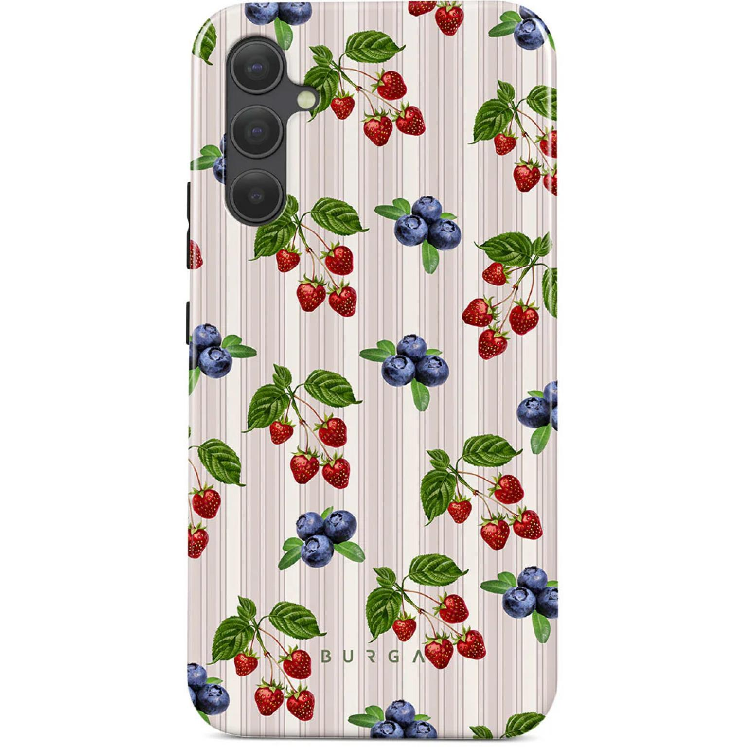 Een telefoonhoesje met aardbeien en bosbessen. De achtergrond heeft een lichtroze streepjespatroon.