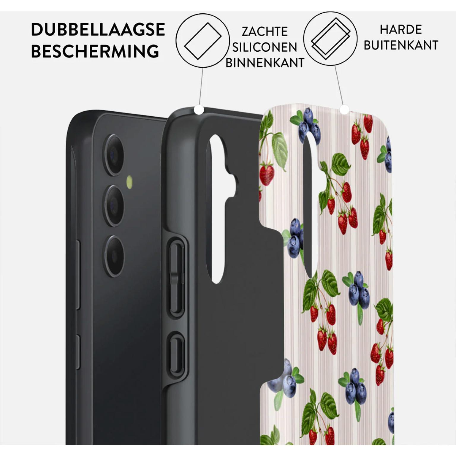 Zwarte telefoon met een hoesje met aardbeien en bosbessen op een houtnerfpatroon.