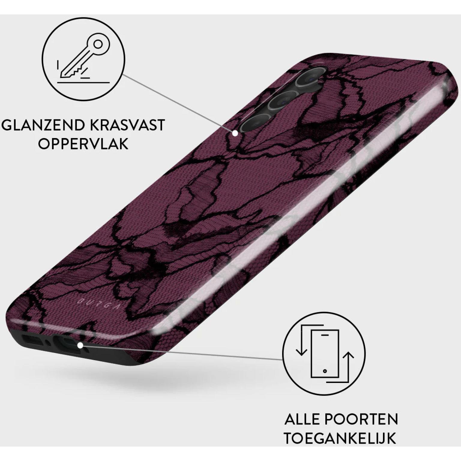 Telefoonhoes met donkerrood kantpatroon. Tekst: glanzend krasvast oppervlak en toegankelijke poorten.