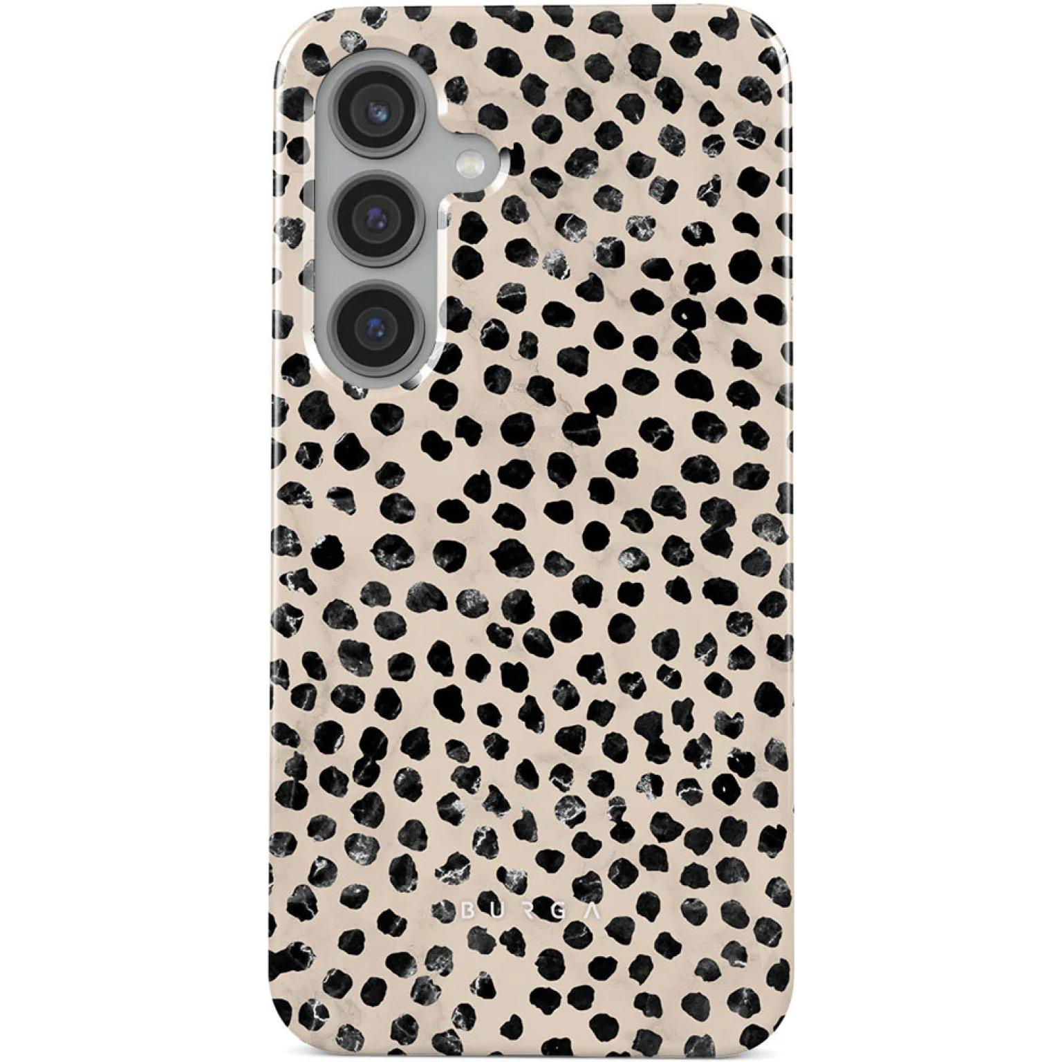 Coque de smartphone avec des taches noires sur fond beige. Trois caméras visibles.