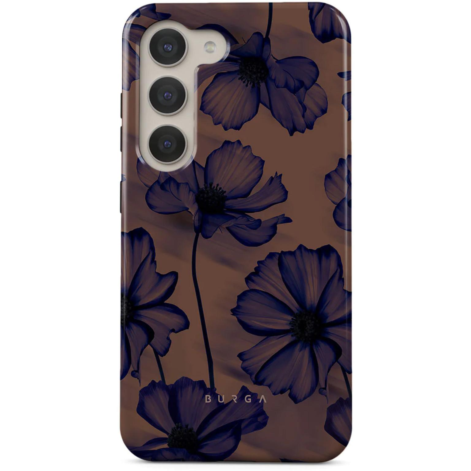 Telefoonhoesje met donkerblauwe bloemen op bruine achtergrond. De bloemen bloeien.