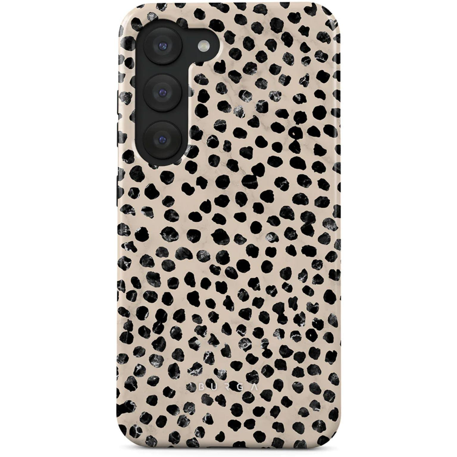 Beige telefoonhoesje met zwarte stippen. De hoes bedekt de achterkant van de telefoon, met drie cameralenzen.
