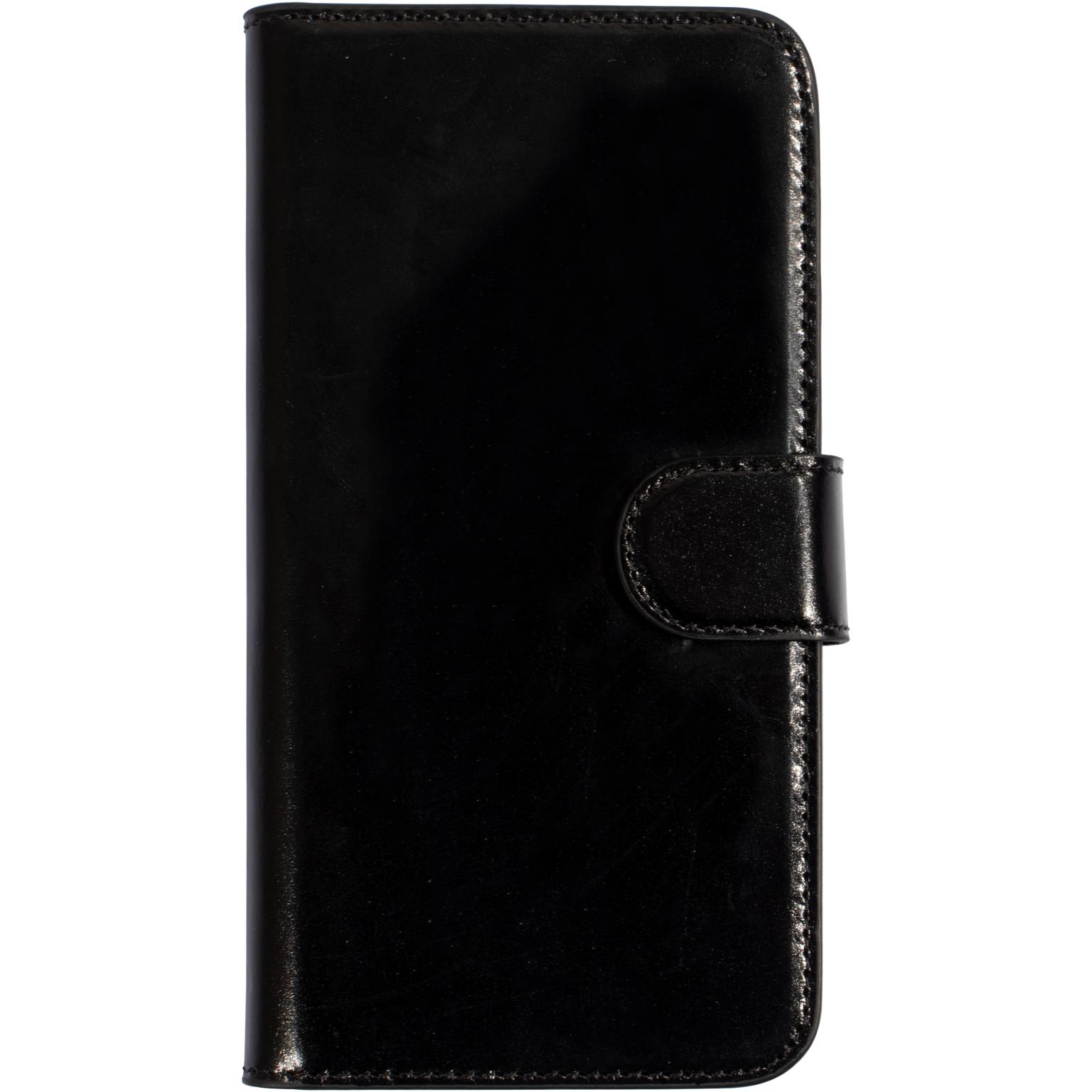 Zwarte leren telefoonhoes met magnetische sluiting. Gesloten, met een gladde, glanzende afwerking.