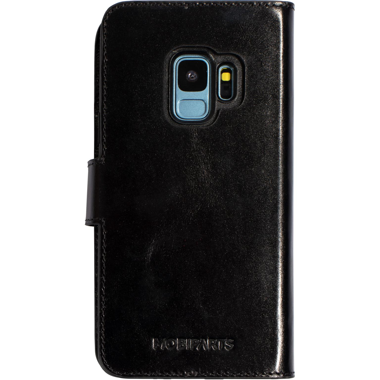 Een zwarte leren telefoonhoes met flap, en een telefoon met twee camera's is zichtbaar.